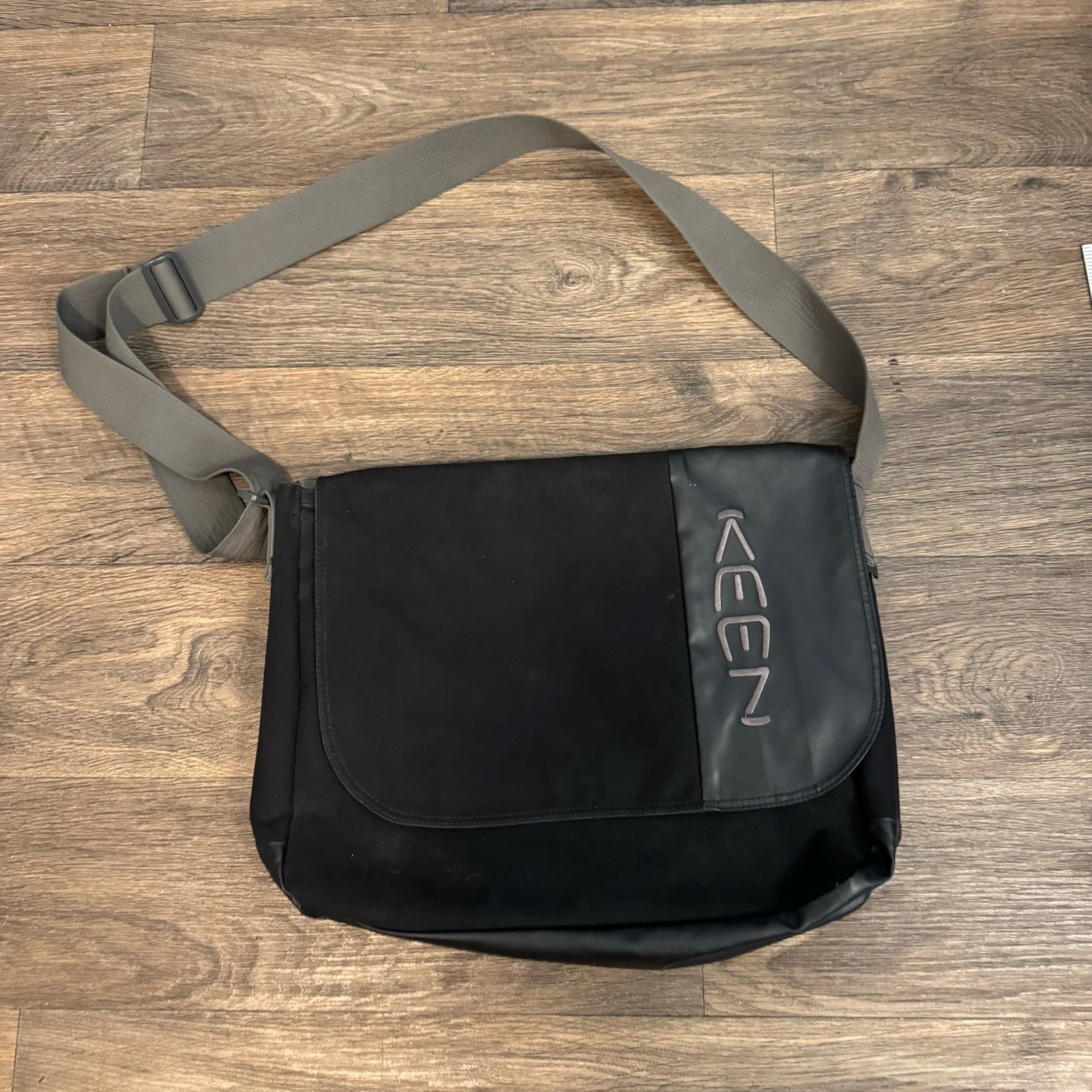 Keen Hybrid Transport MORTON MESSENGER Messenger U Bag Sling Bag Black Color