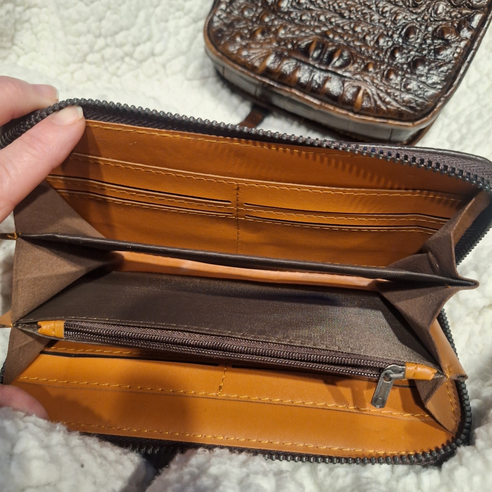 Crocodile embossed Leather Men’s Chest Bag Pattern Crossbody & Wallet