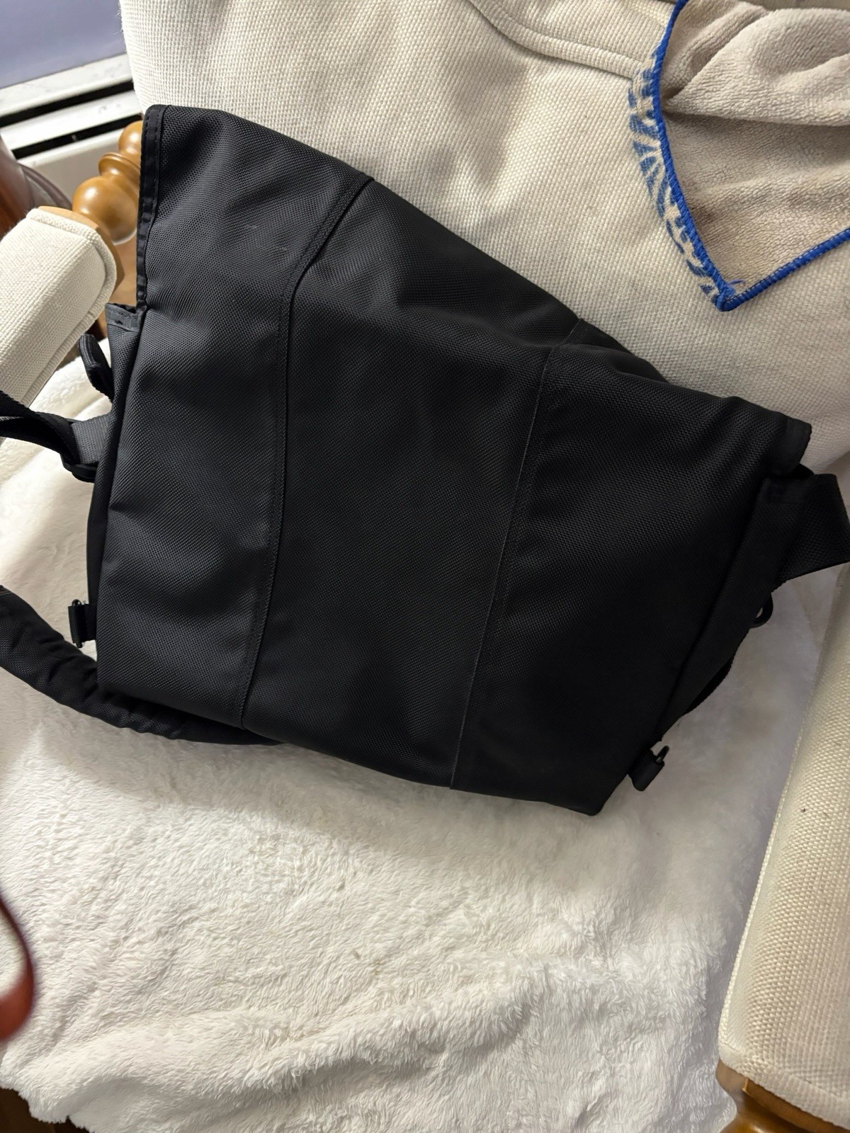 Timbuk2 Black Medium Messenger Bag Crossbody Adjustable Strap Pockets Buckle