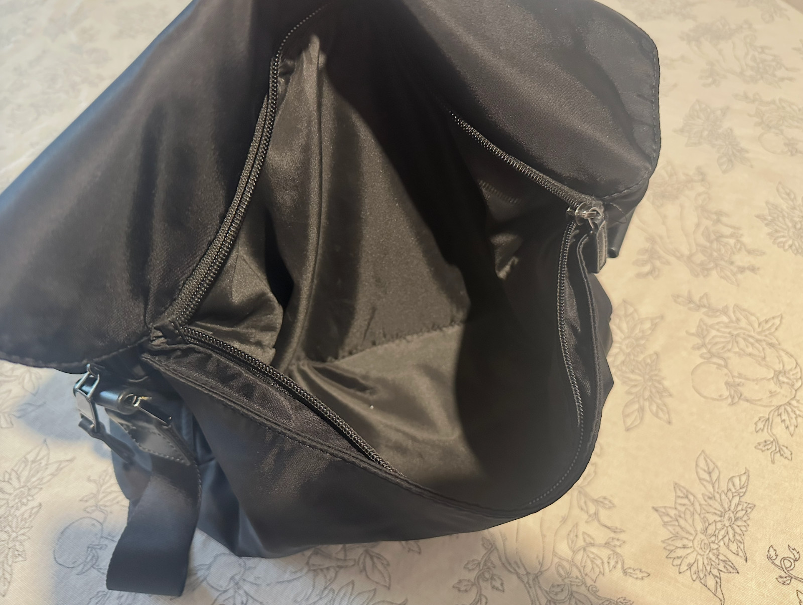 MICHAEL KORS Large Soft Nylon Messenger Bag Black (Pre-Owned)