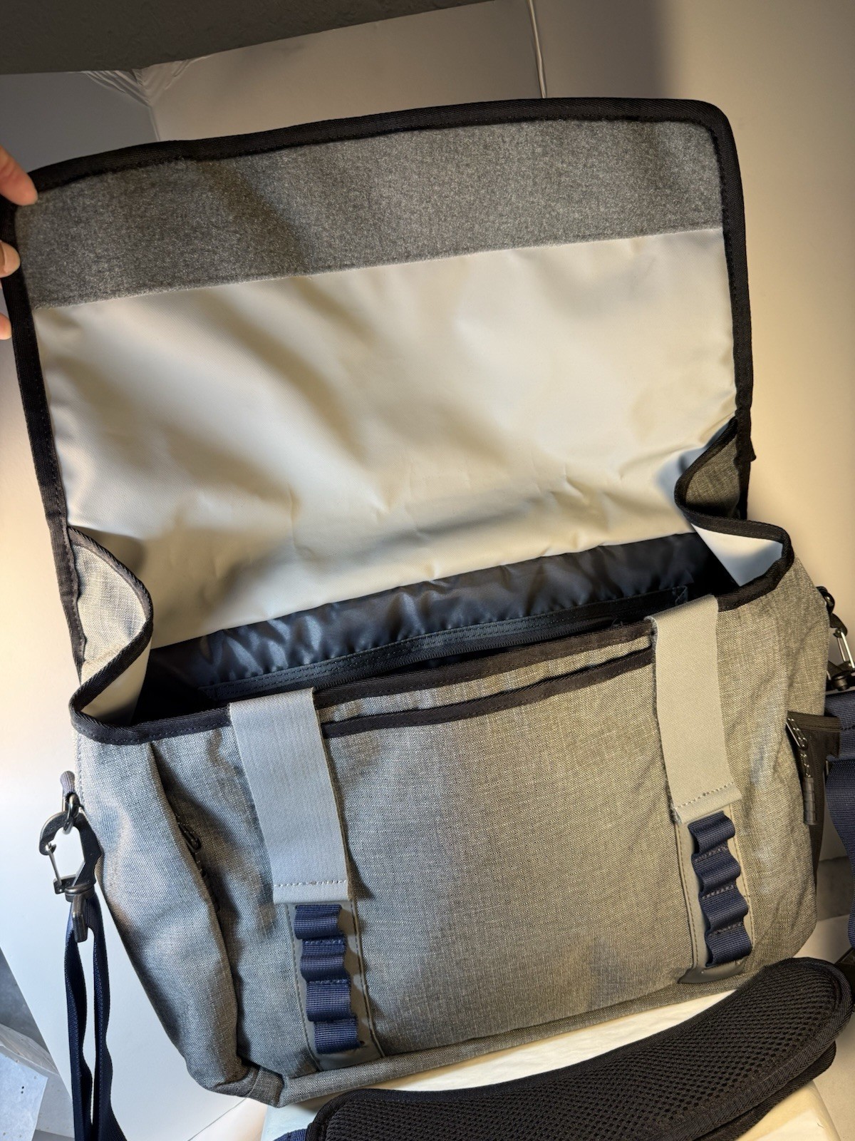 Timbuk2 Command Messenger Laptop Gray Cross Body Bag Shoulder Bag Travel