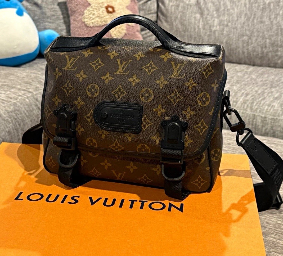 Louis Vuitton Monogram Crossbody Trail Messenger Bag Black Hardware Buckle Strap