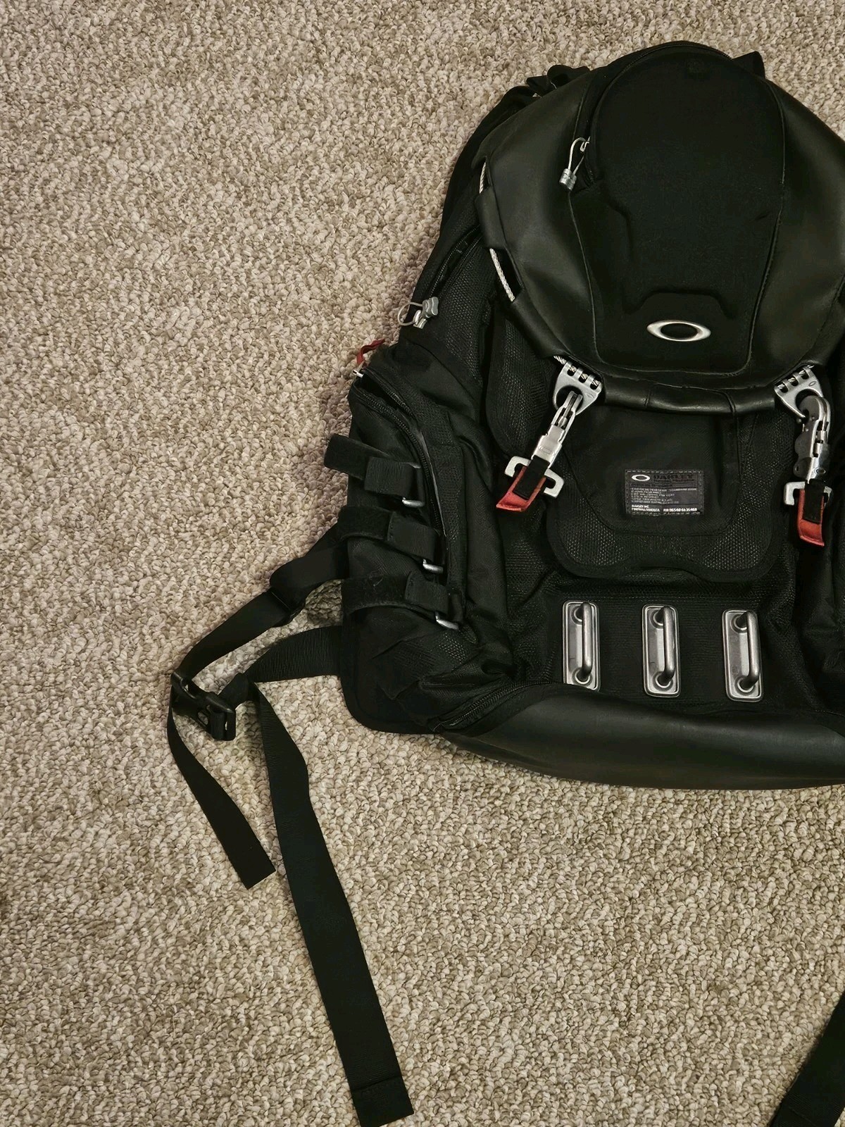 Oakley KITCHEN SINK Backpack 34L Capacity – 92060AODM – BLACK