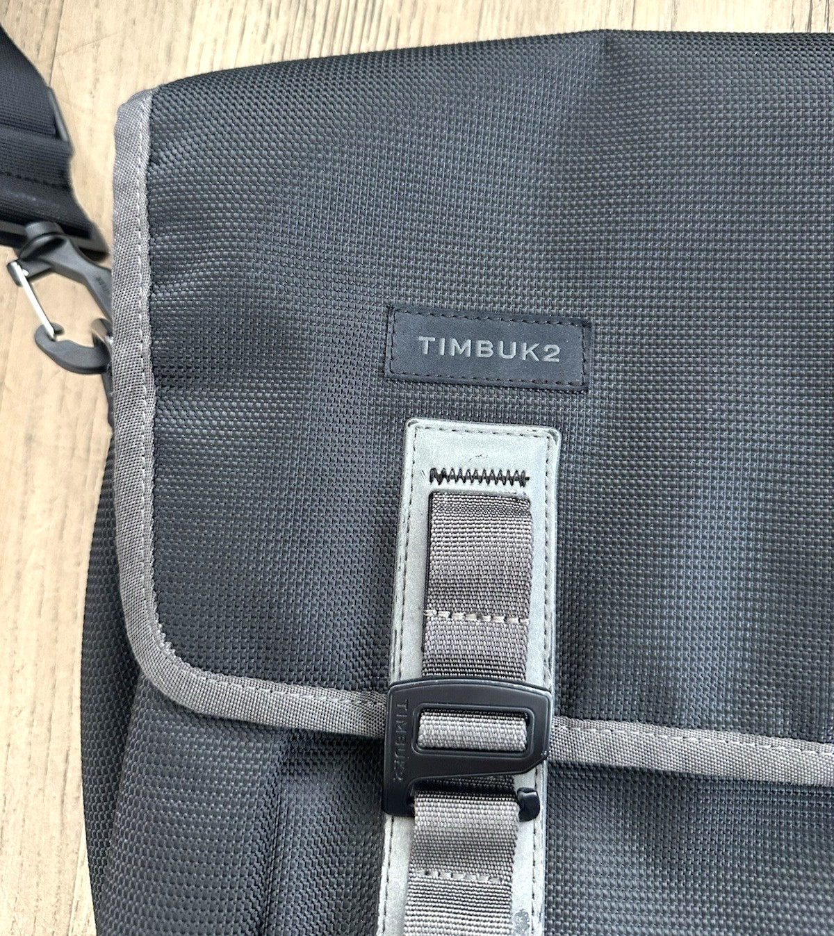 Timbuk2 Command Messenger Bag Black Grey Laptop Crossbody Strap Travel
