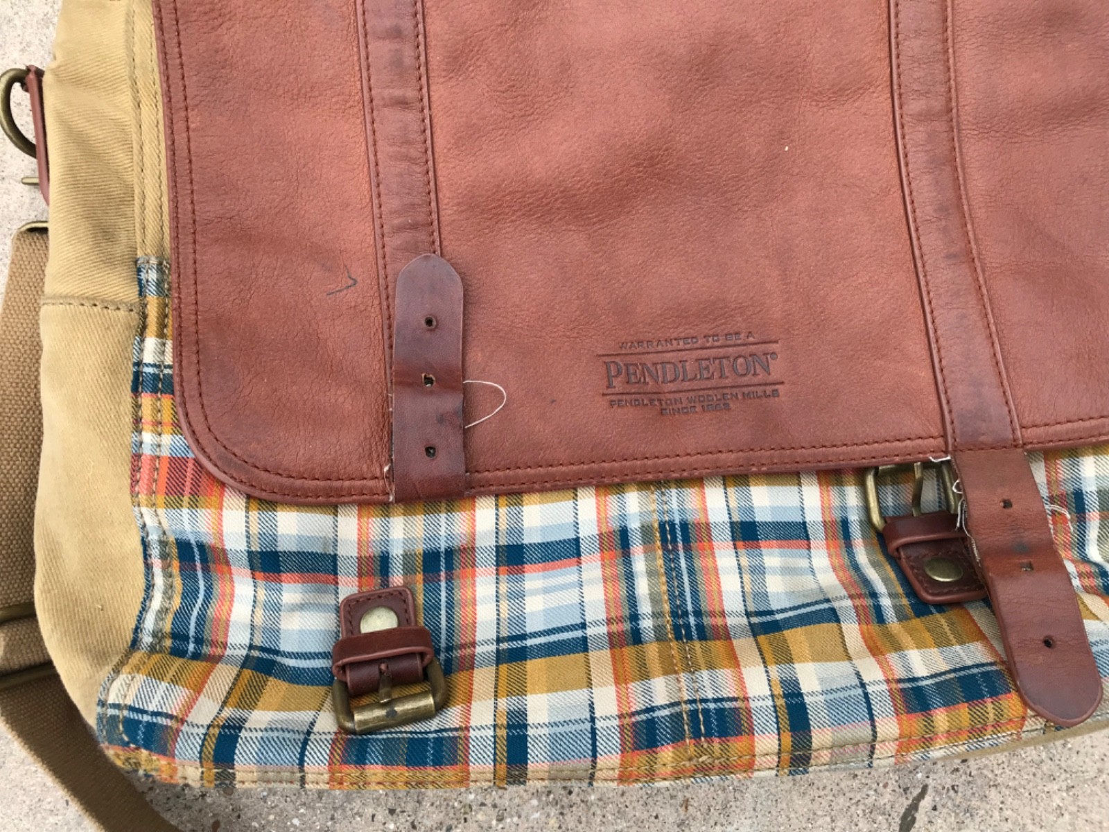 Pendleton men’s Modern Messenger Bag aprox 10″x16″ Retro Style 5″ Depth Soiled