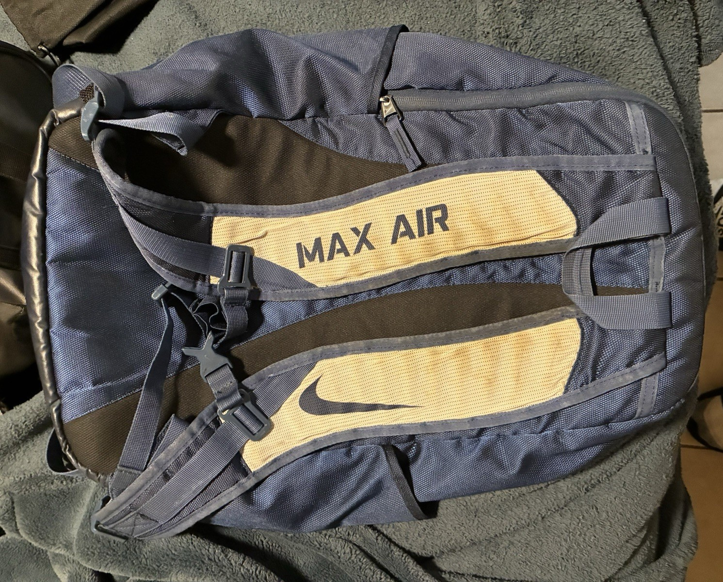 Nike Max Air Blue Large Backpack Zip Closure Adjustable Strap Inner Pockets