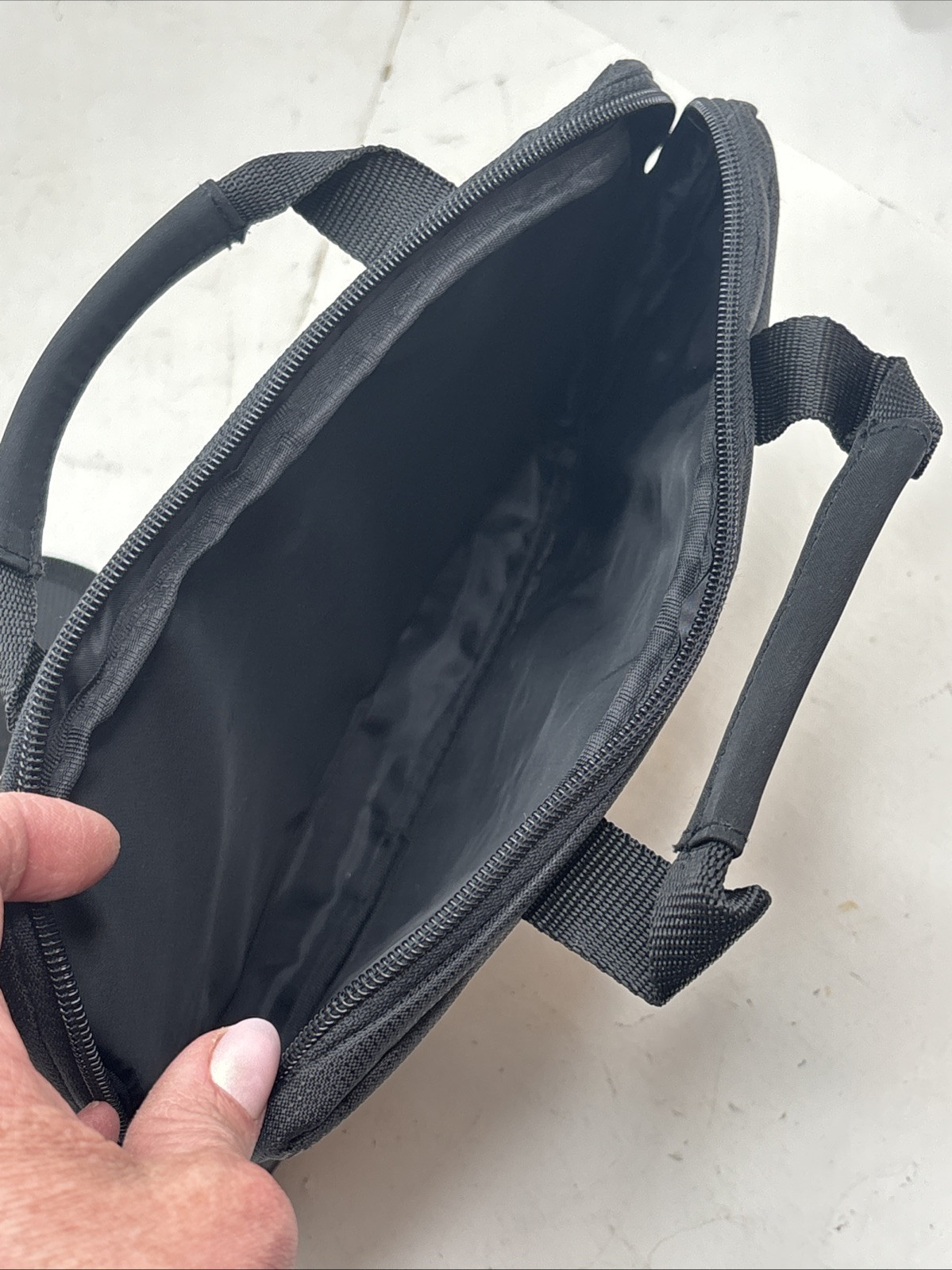 Icon 10 1/2” Notebook/Laptop Case/Bag with Shoulder Strap, Zip, 100H, Black