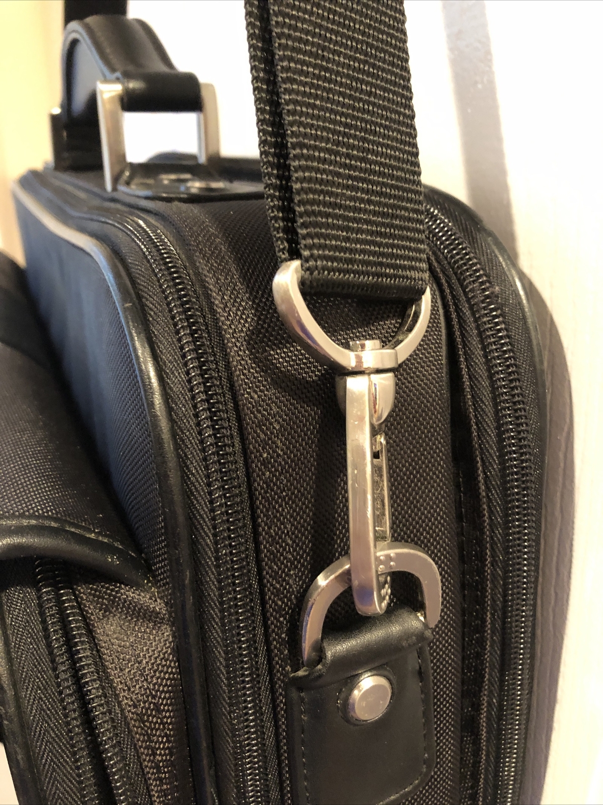 Kenneth Cole Reaction 16.5 “ Men’s Messenger~ Laptop Black Briefcase With Strap