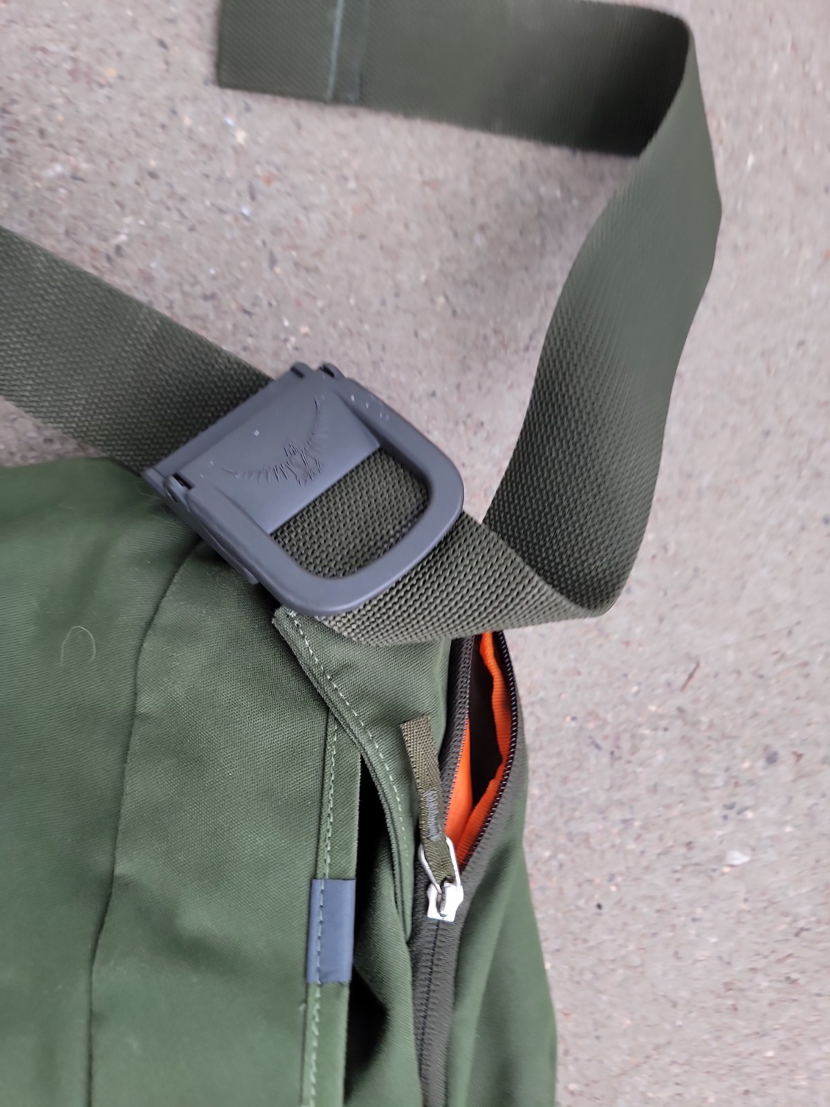 Osprey Courier messenger laptop strap Green pockets bag 19×16