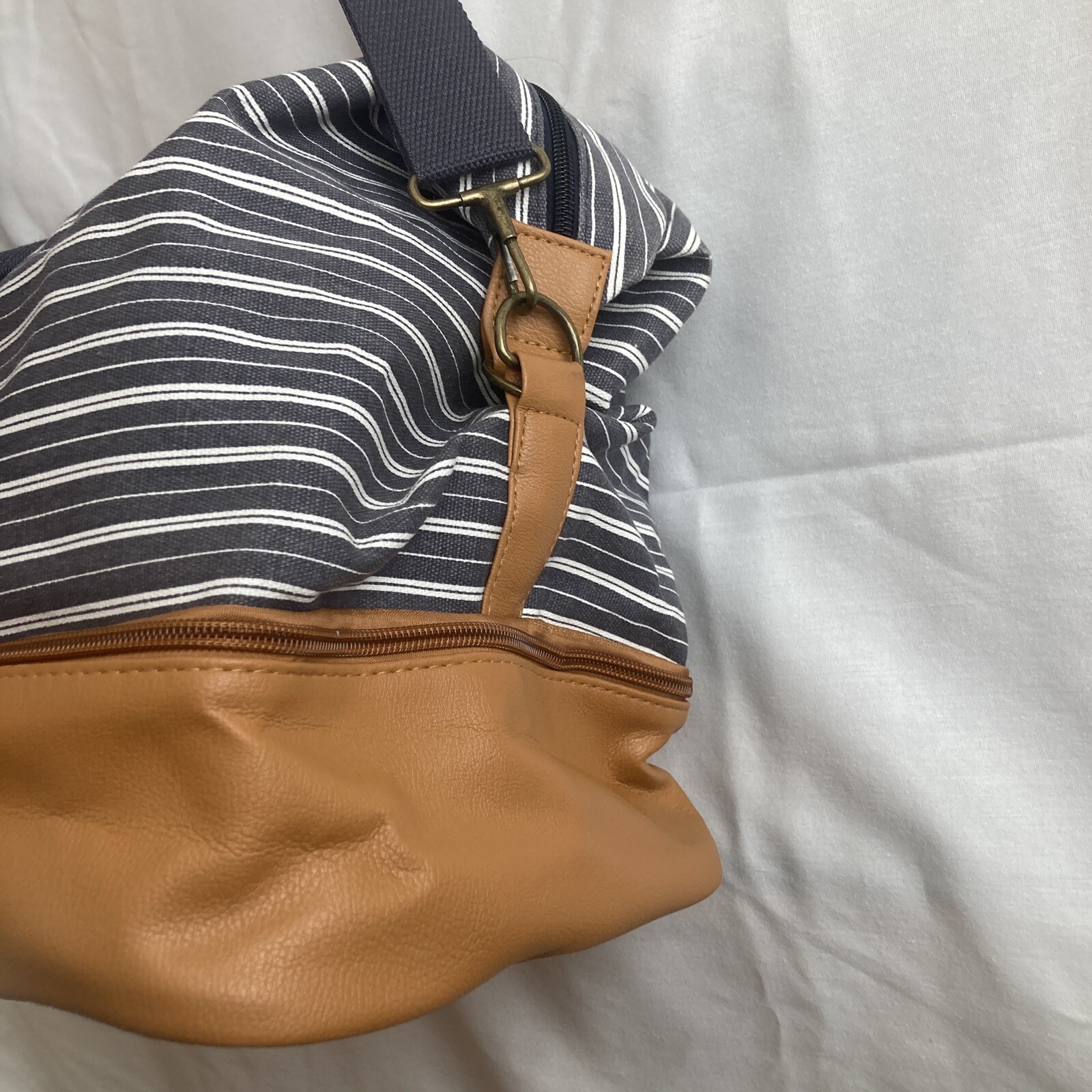 Large DSW Tote, Duffle 20″x14x10, Exceptionally Clean, Leather Compartment Below