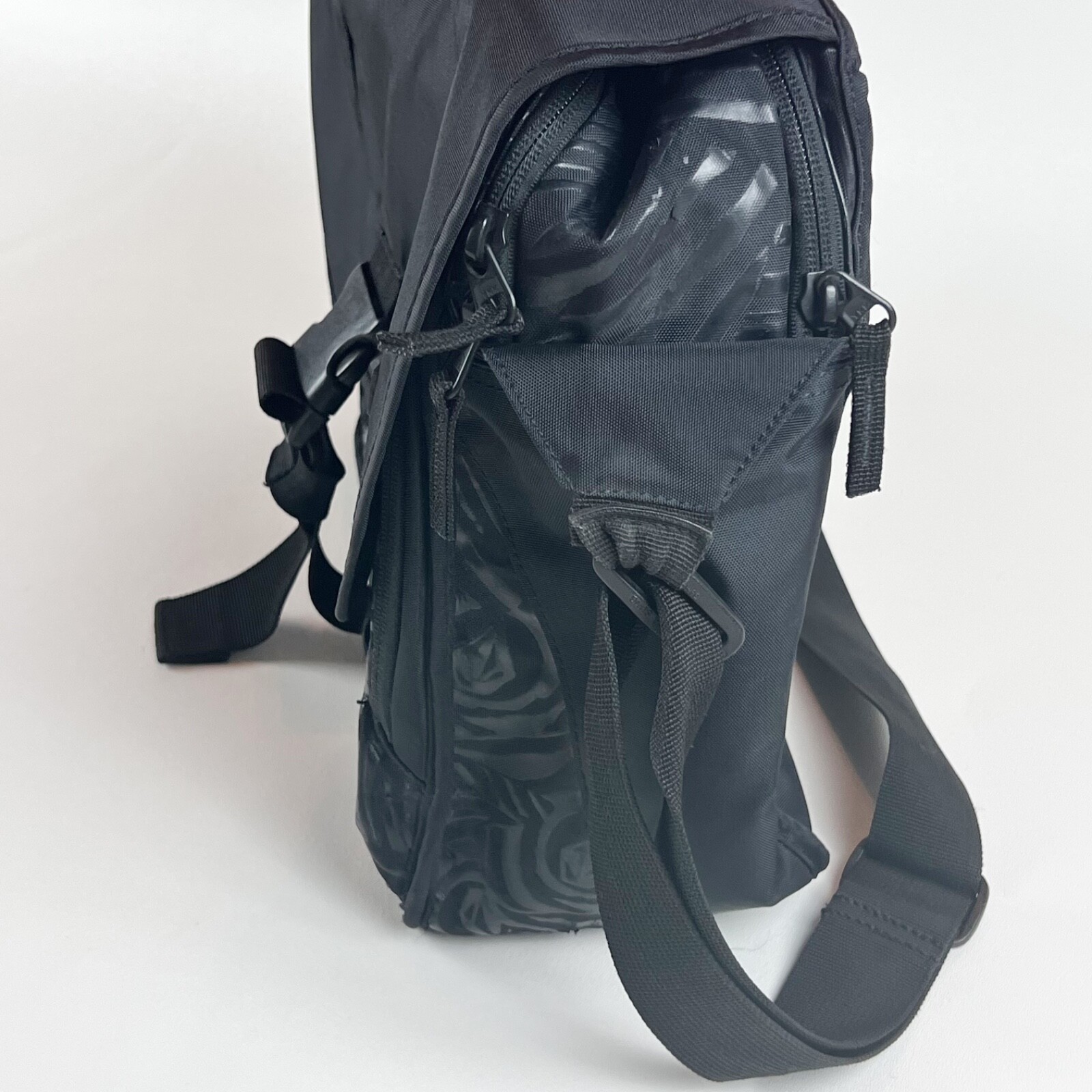 Volcom Messenger Bag Laptop Computer Corporate Black 2 Padded Sleeves Top Handle