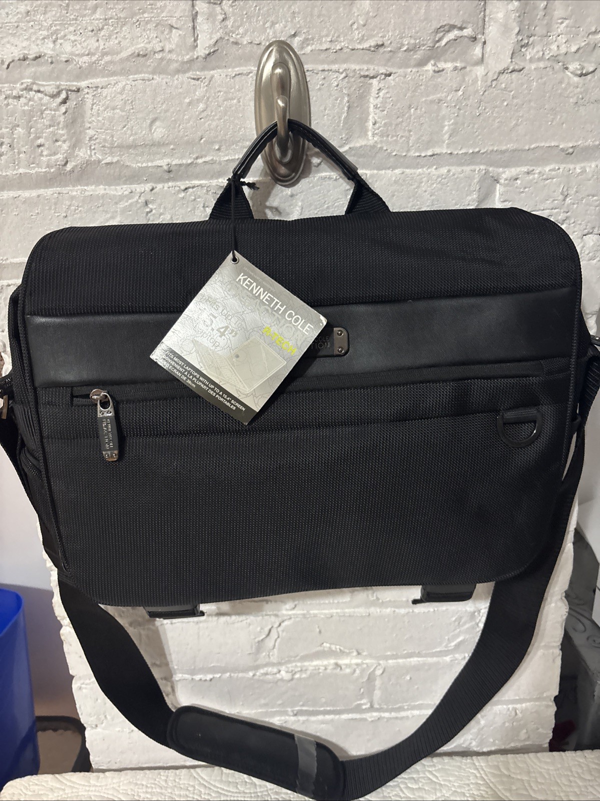 KENNETH COLE REACTION R-Tech Black laptop bag with shoulder strap very nice!