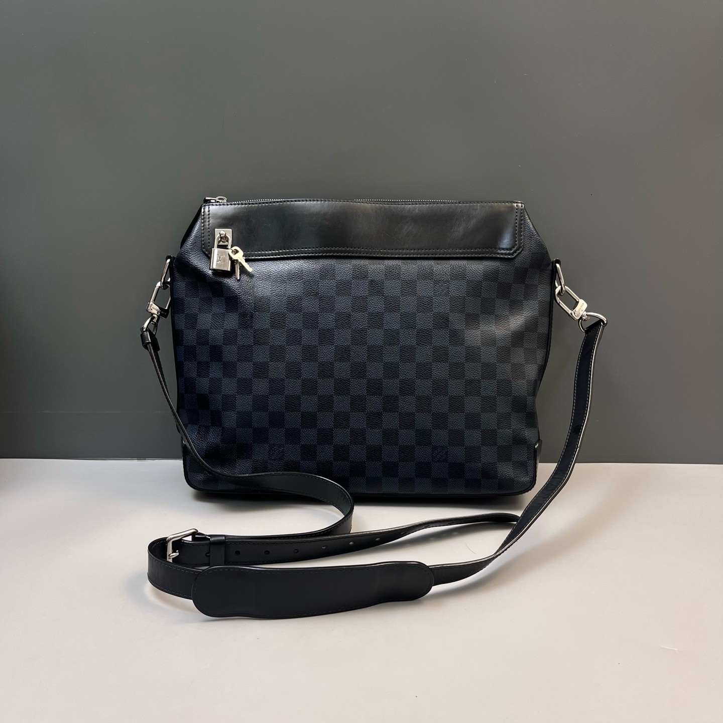 Louis Vuitton Greenwich Messenger Bag Damier Cobalt Canvas Mens Crossbody AUTH
