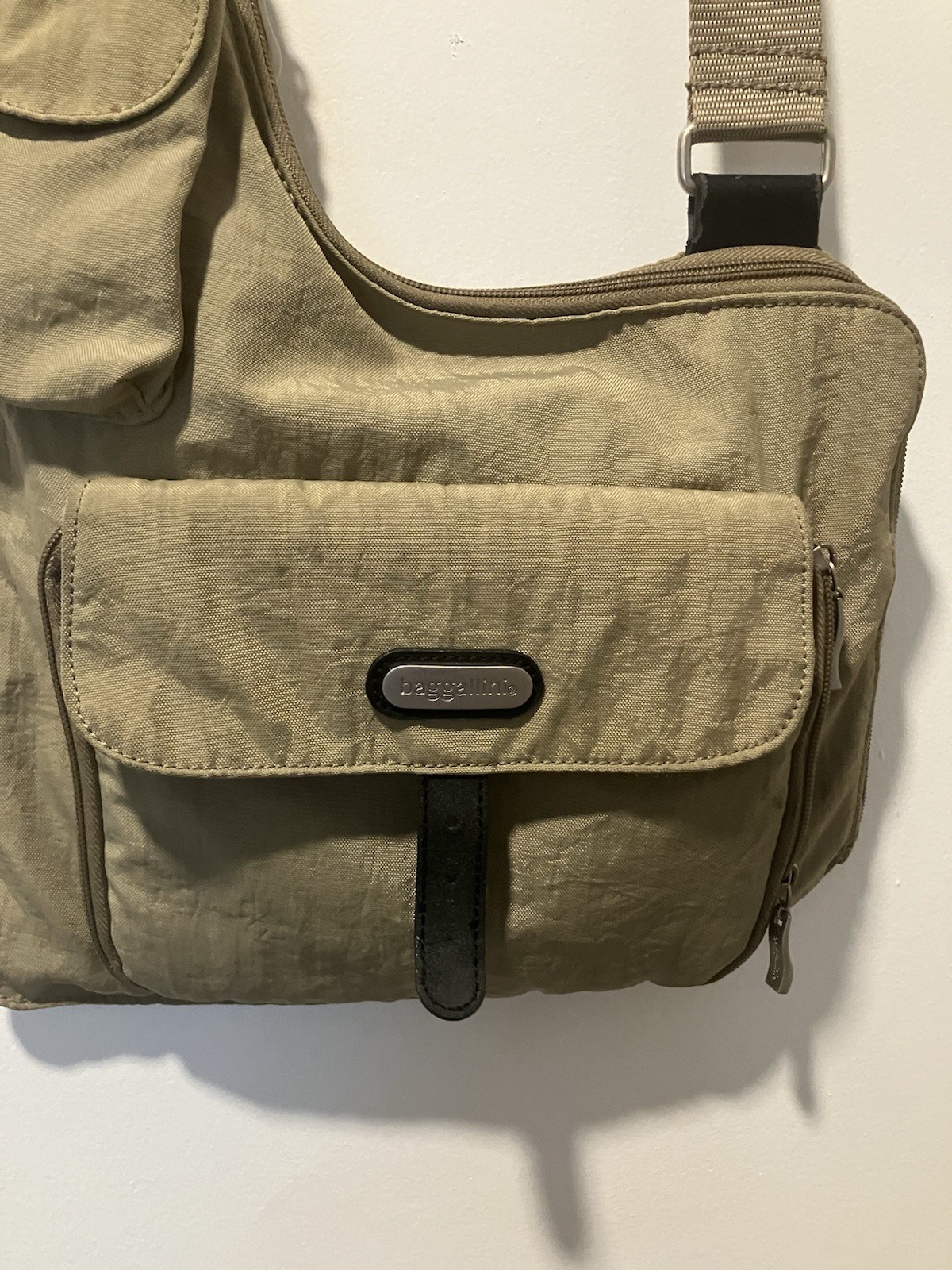 baggallini Beige Solid Crossbody Bag Zip & Magnetic Closure, Adjustable Strap