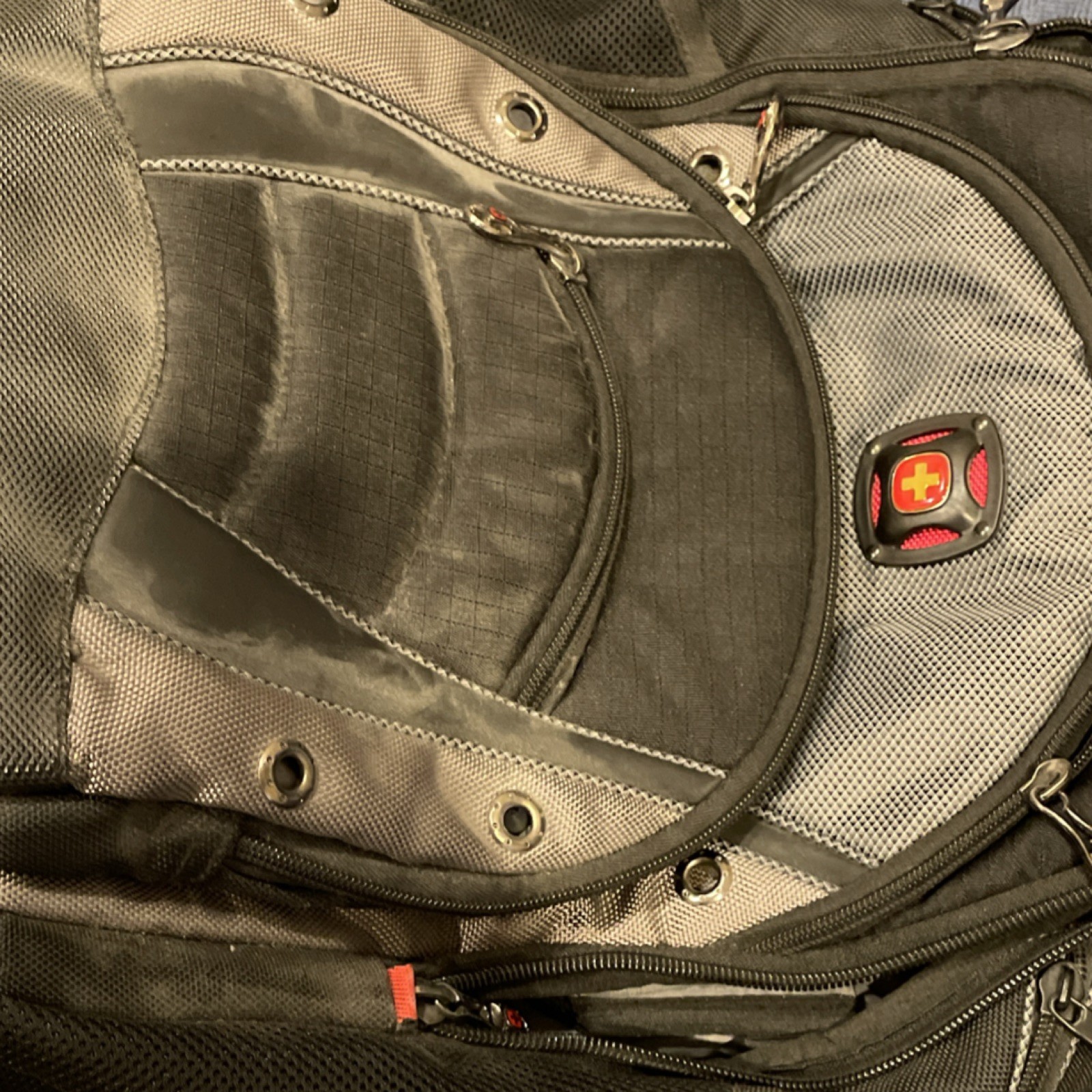 SWISSGEAR by Wenger Black Gray Backpack Men’s Zip Closure with Pockets