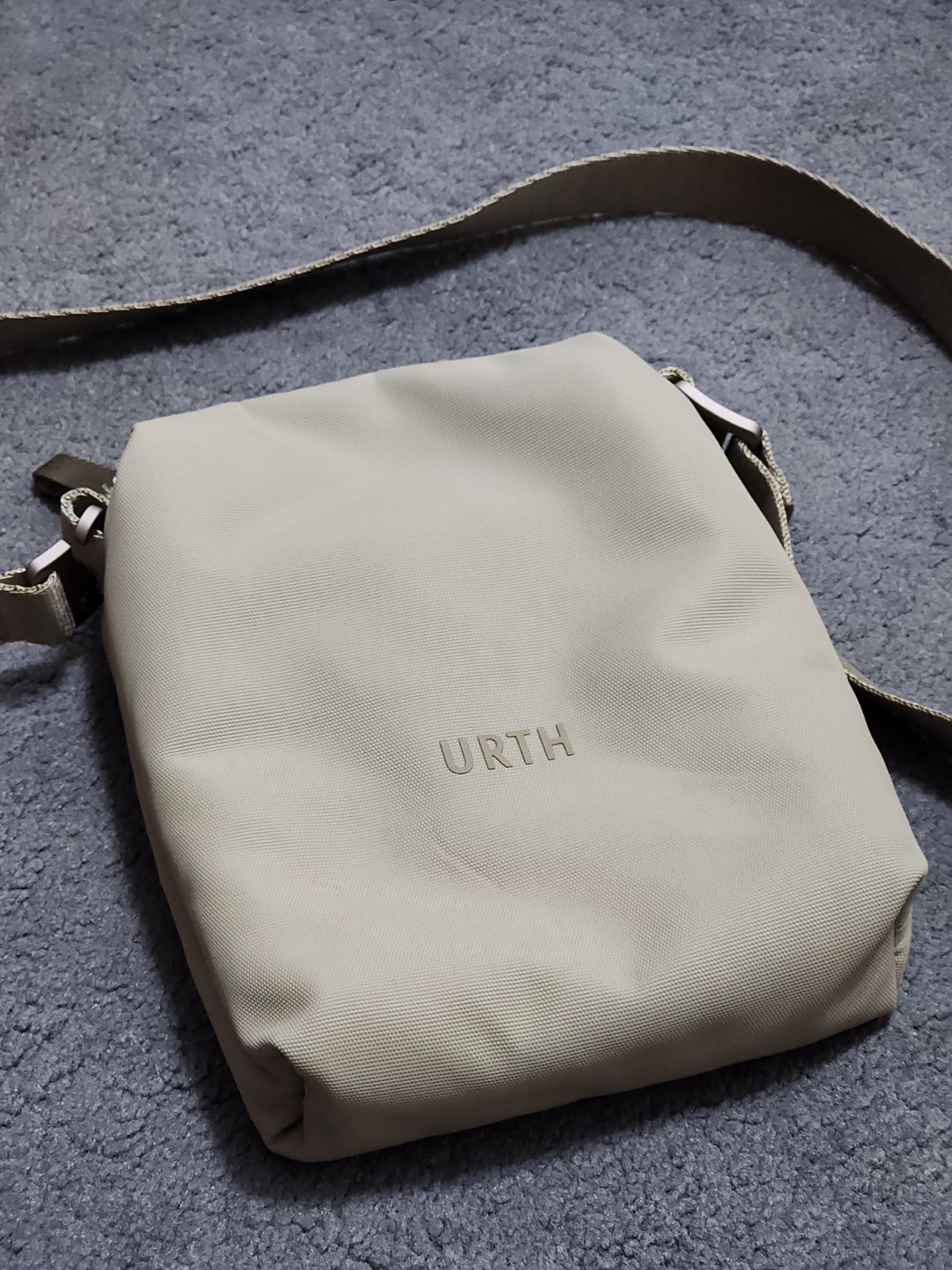 URTH Beige Solid Crossbody Bag, Zip Closure, Andesite Camera Pouch