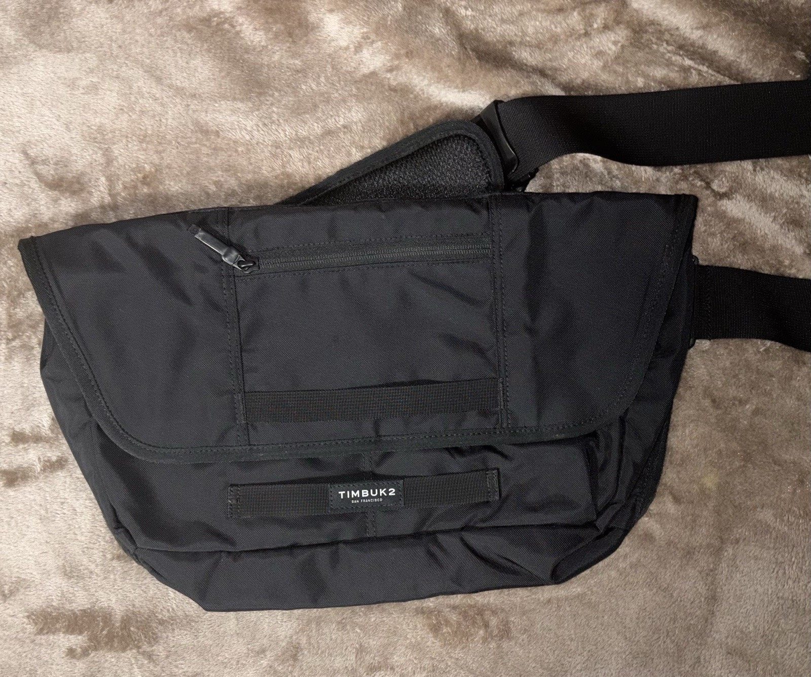 Timbuk2 Black Messenger Bag Solid Adjustable Strap Inner Pockets Zip Buckle