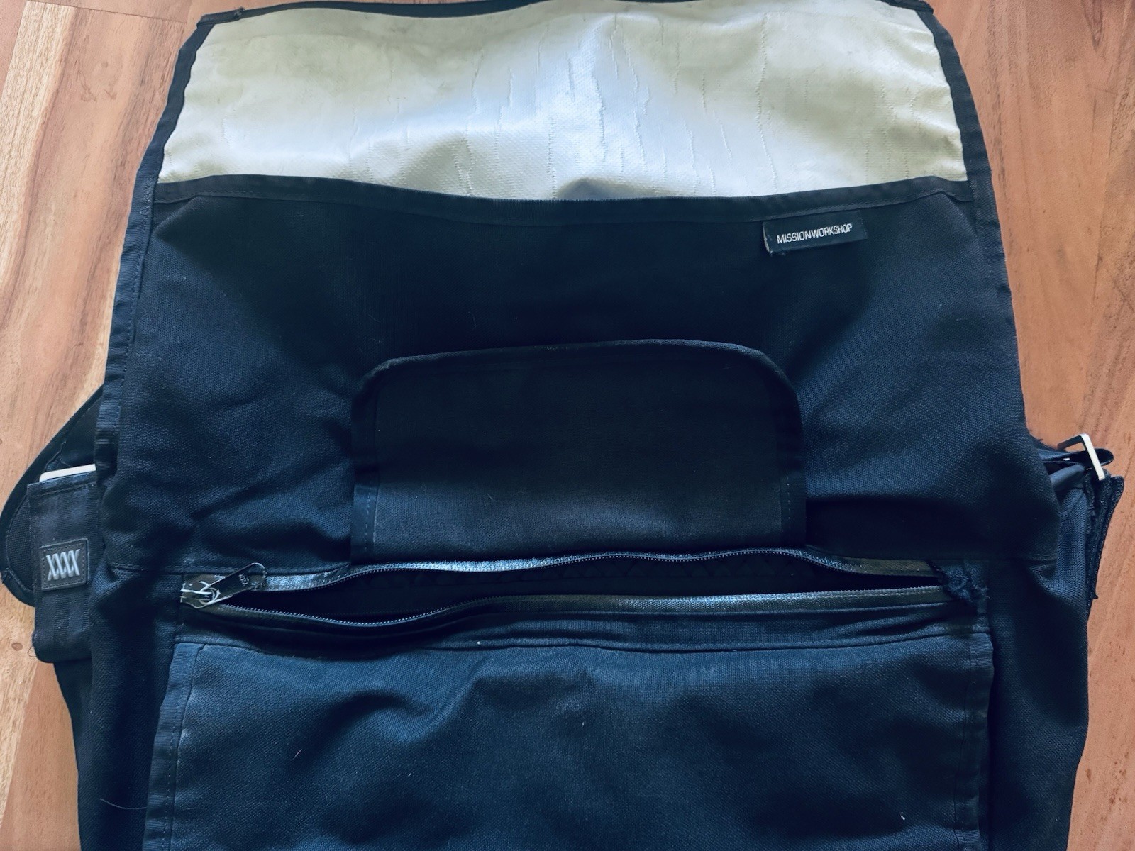 Mission Workshop Rummy 27L Black Waterproof Messenger Bag Classic Roll Top