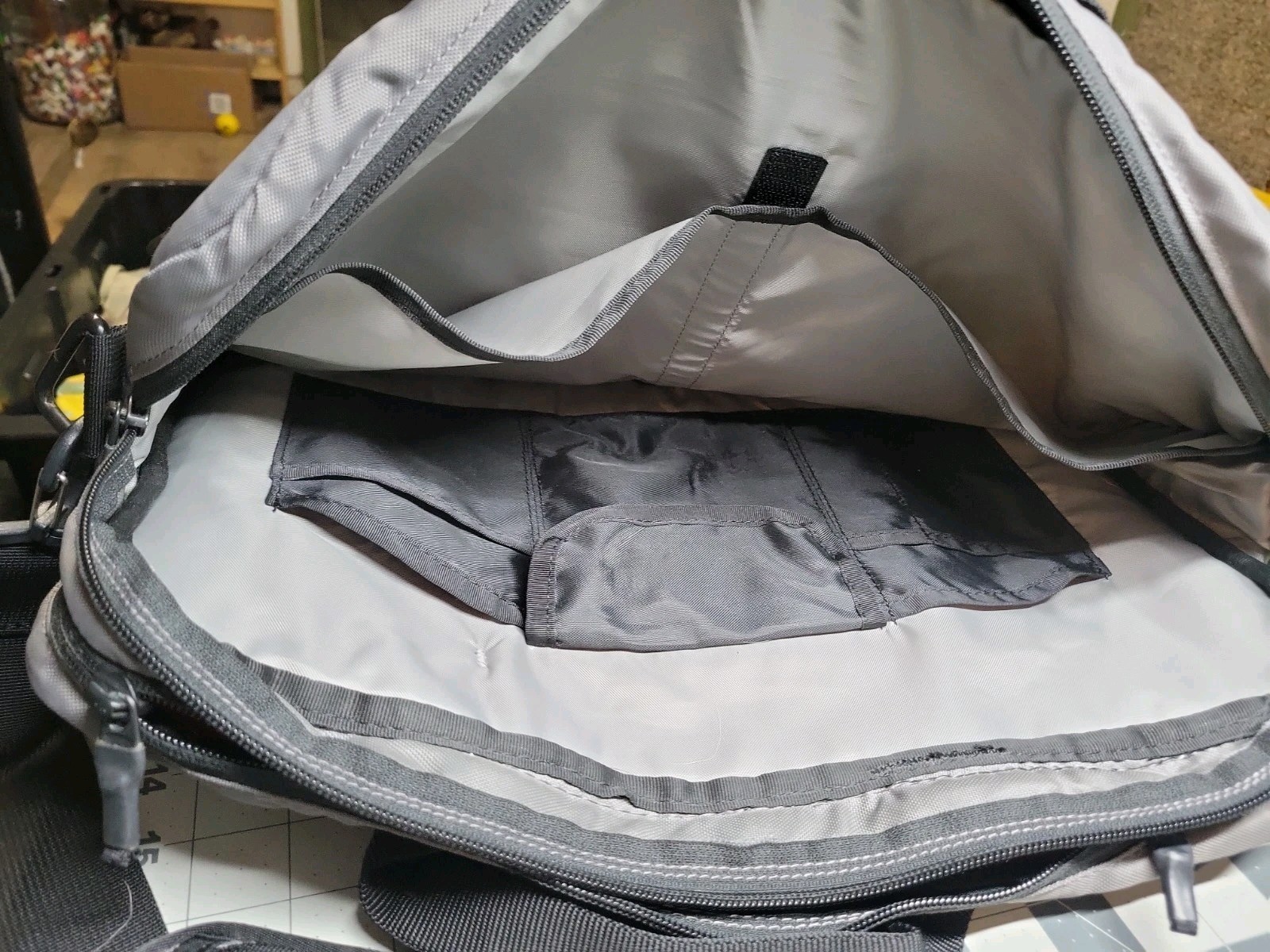J30 Timbuk2 Command Messenger Bag Gray Green Laptop Bag W/ Shoulder Strap