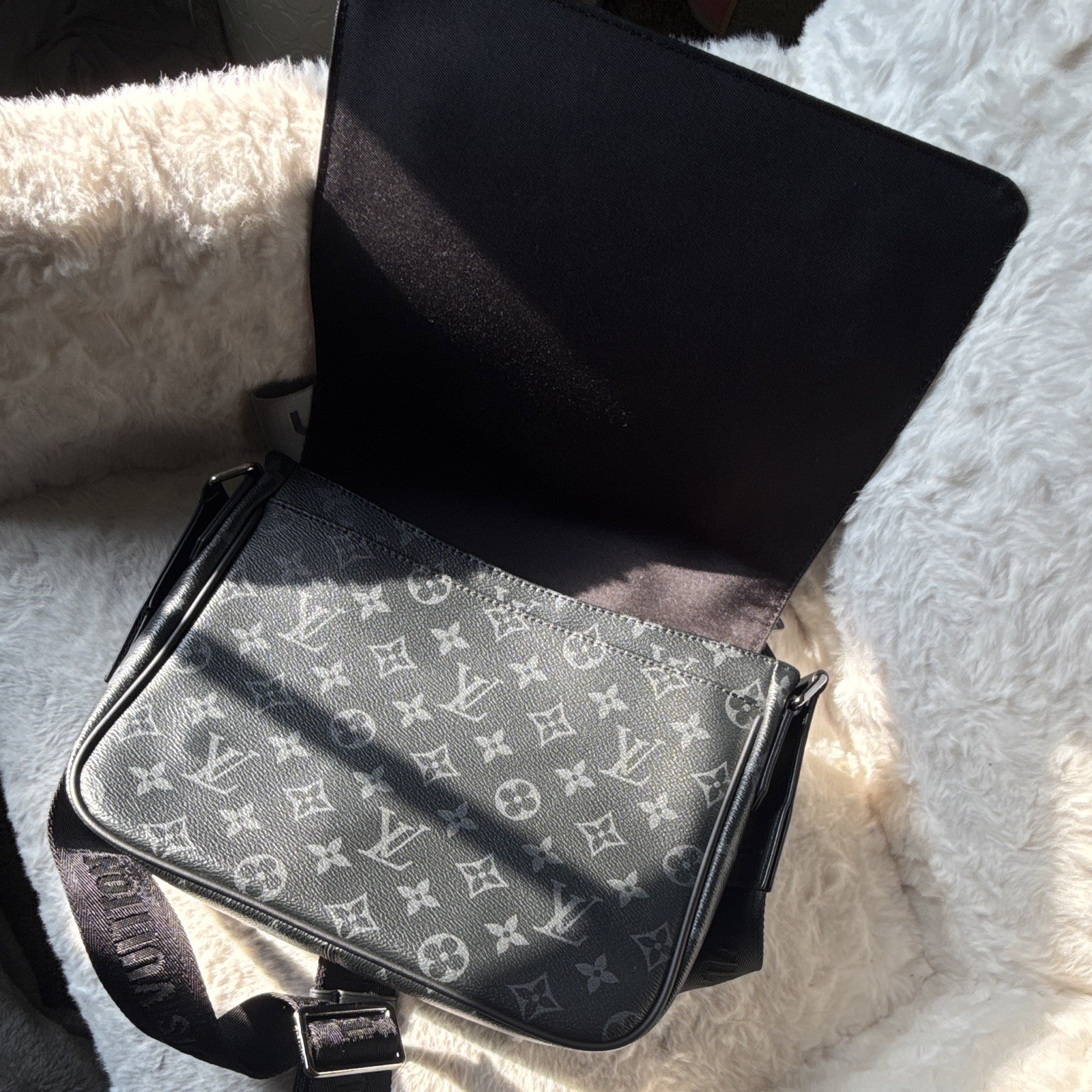 Louis Vuitton Monogram Eclipse Messenger Bag Black/Gray Zip Adjustable Strap