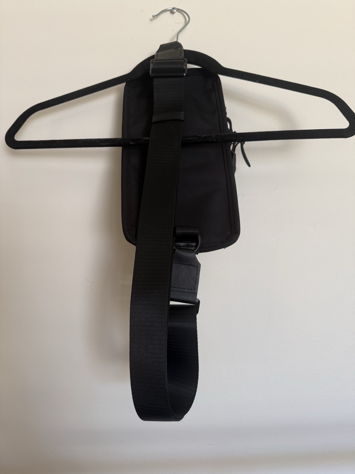 TUMI Alpha 3 Compact Sling Crossbody Bag Black Ballistic Nylon 142398 EUC