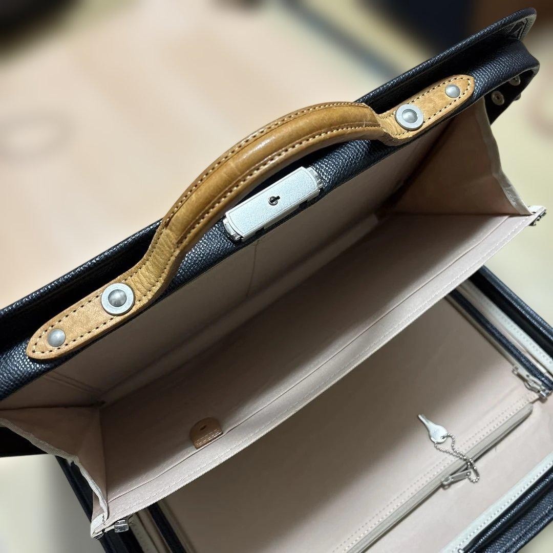 [Extremely Good Condition/With Key] Vintage Genuine Leather Briefcase Business