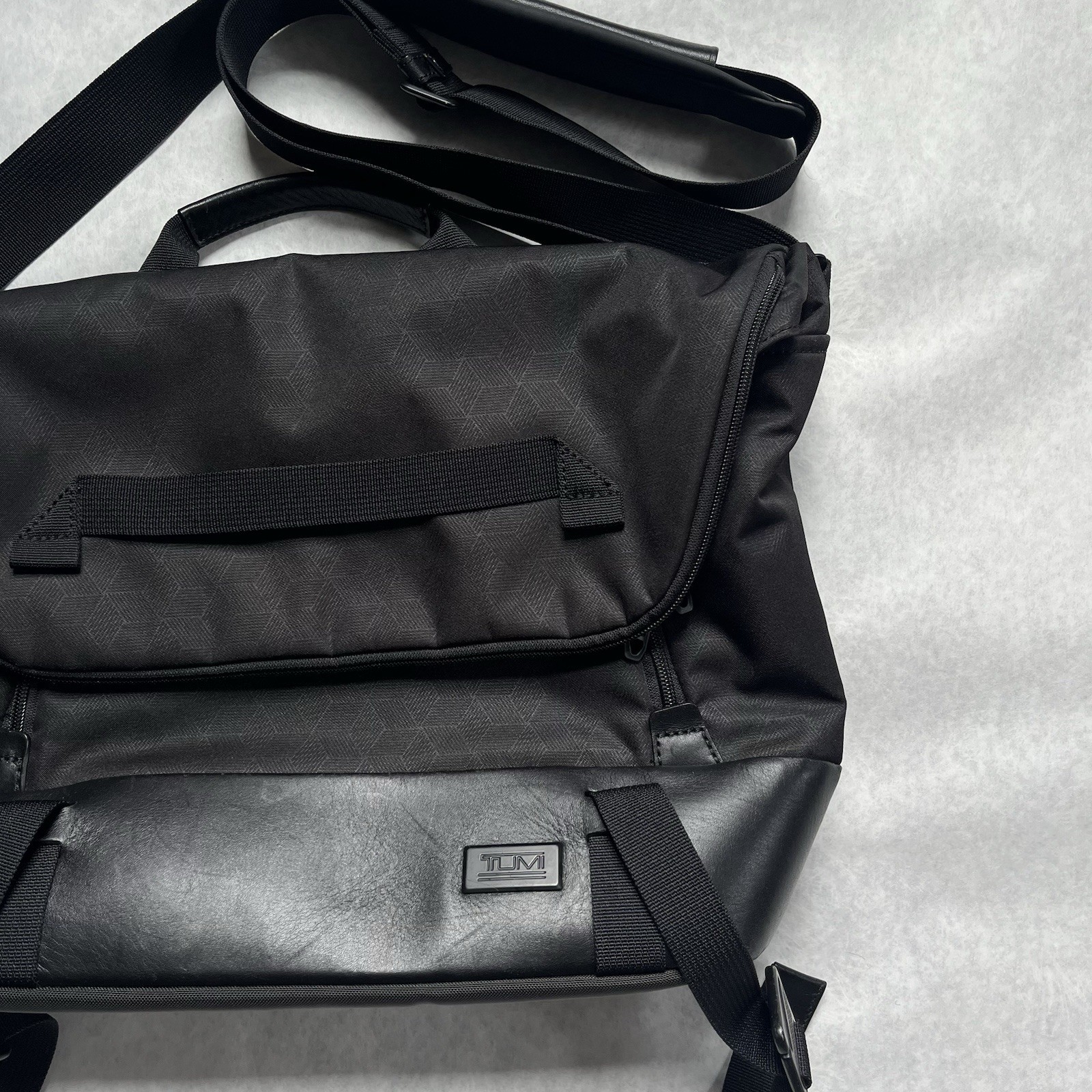 TUMI Tahoe Bode Messenger Bag Black Laptop Business Bag Flip Top Pockets Casual