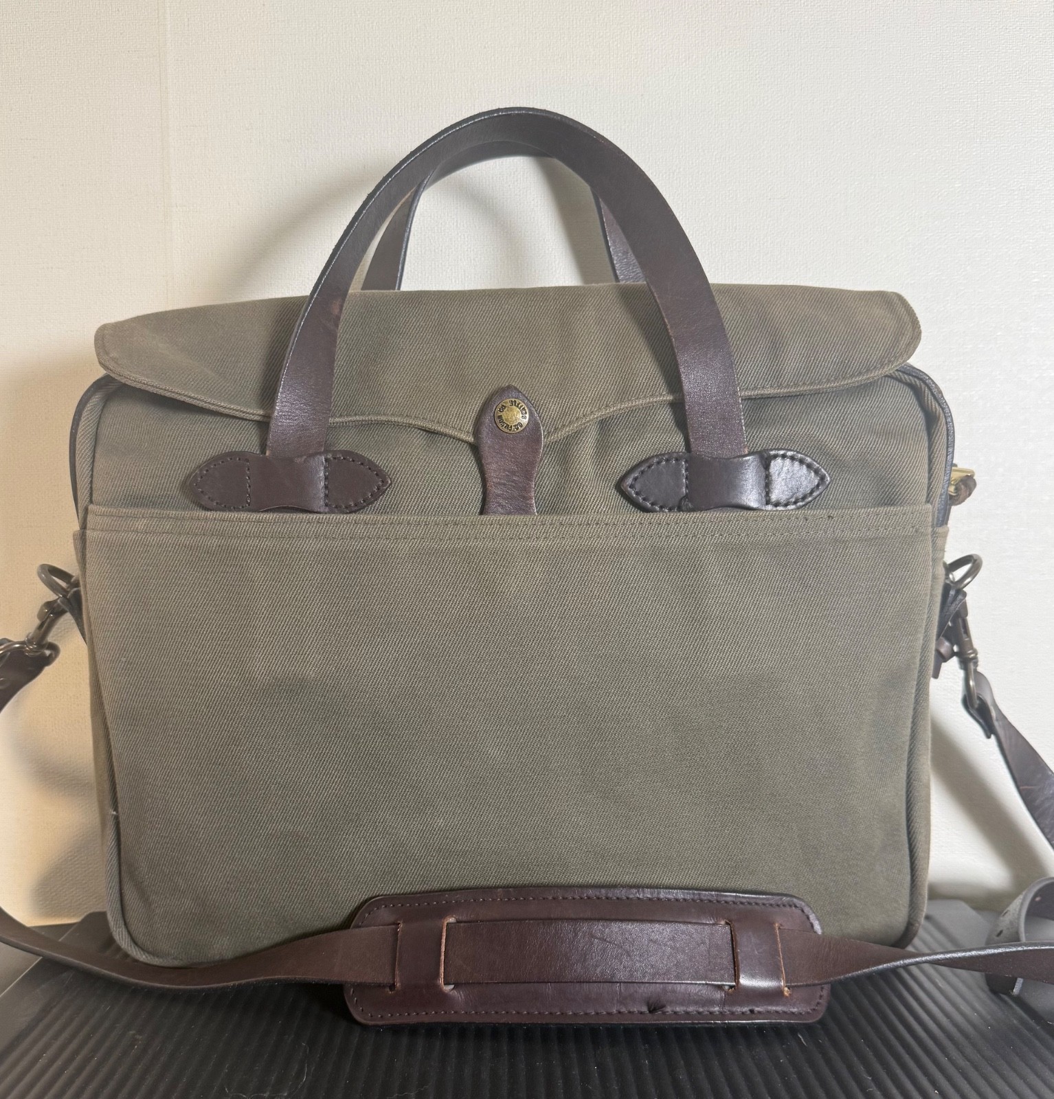 Filson 70256-L Large Laptop Briefcase Messenger Bag Otter Green USA Leather Stra