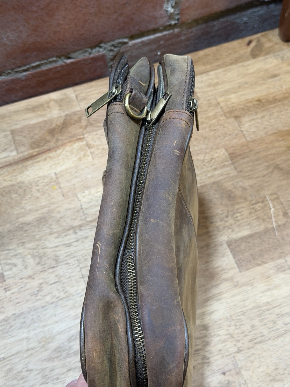 Brookstone Messenger Bag Chocolate Leather Multi Pocket Detachable Distressed