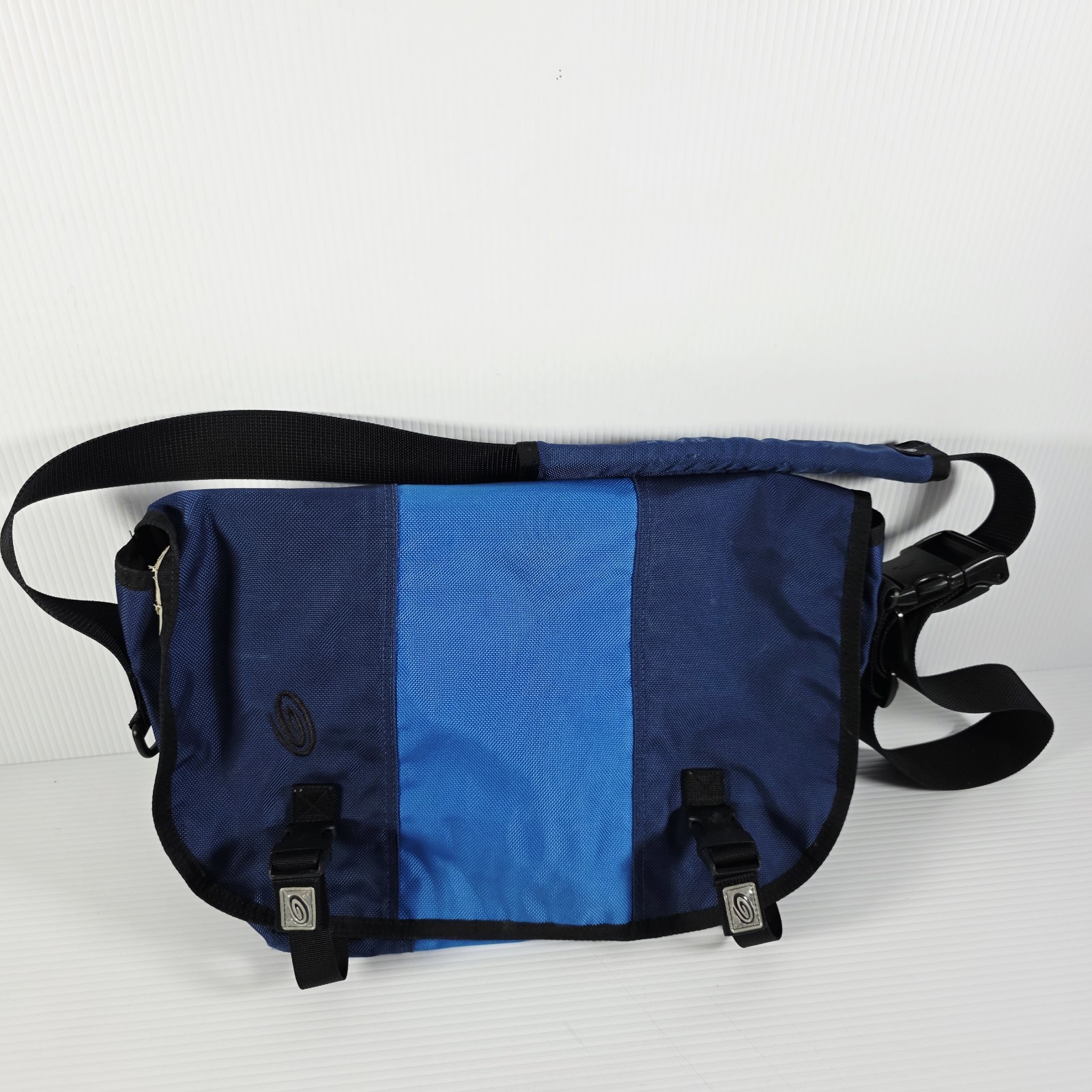 Timbuk2 Custom Classic RARE Messenger Bag WITH Back Zip Laptop Compartment Blue