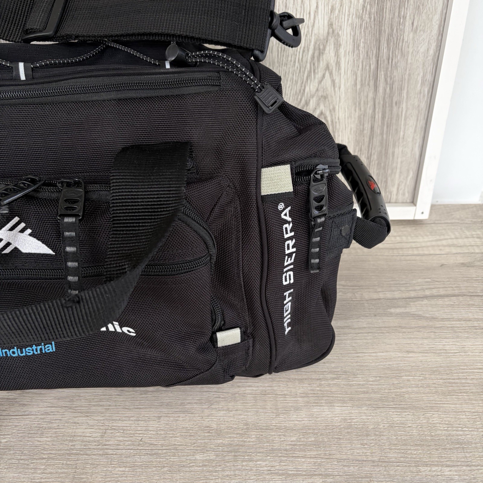 High Sierra Switch Blade industrial duffle Camera bag Black New Equipment gym