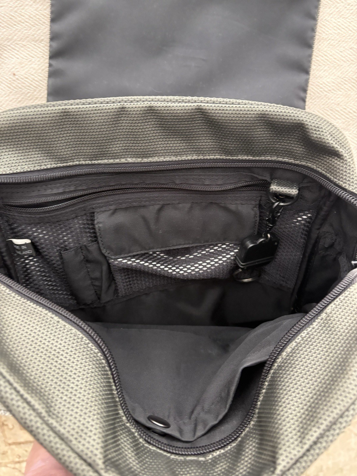 Tumi Men’s Green/Black Medium Messenger Bag Zip Adjustable Strap Pockets