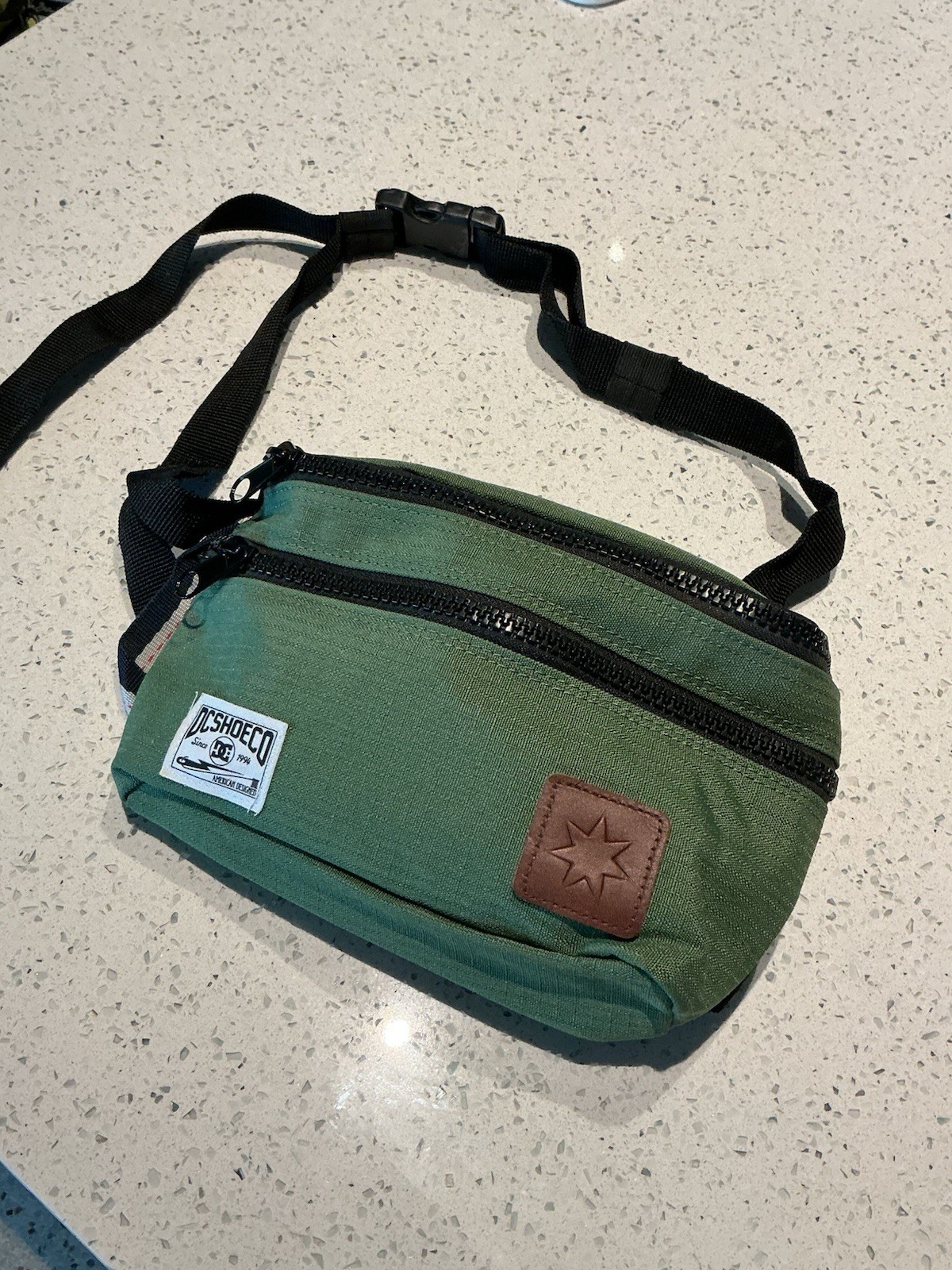 DC Shoe Co Green Fanny Pack Bum Bag Crossbody EUC Ripstop Zippers Adjustable