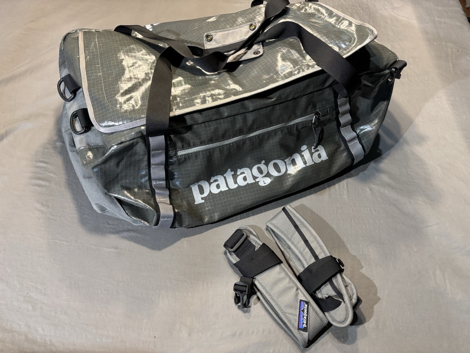 90L Patagonia Black Hole Duffel Hex Grey Glossy Shiny Travel Bag (49346 SP19)