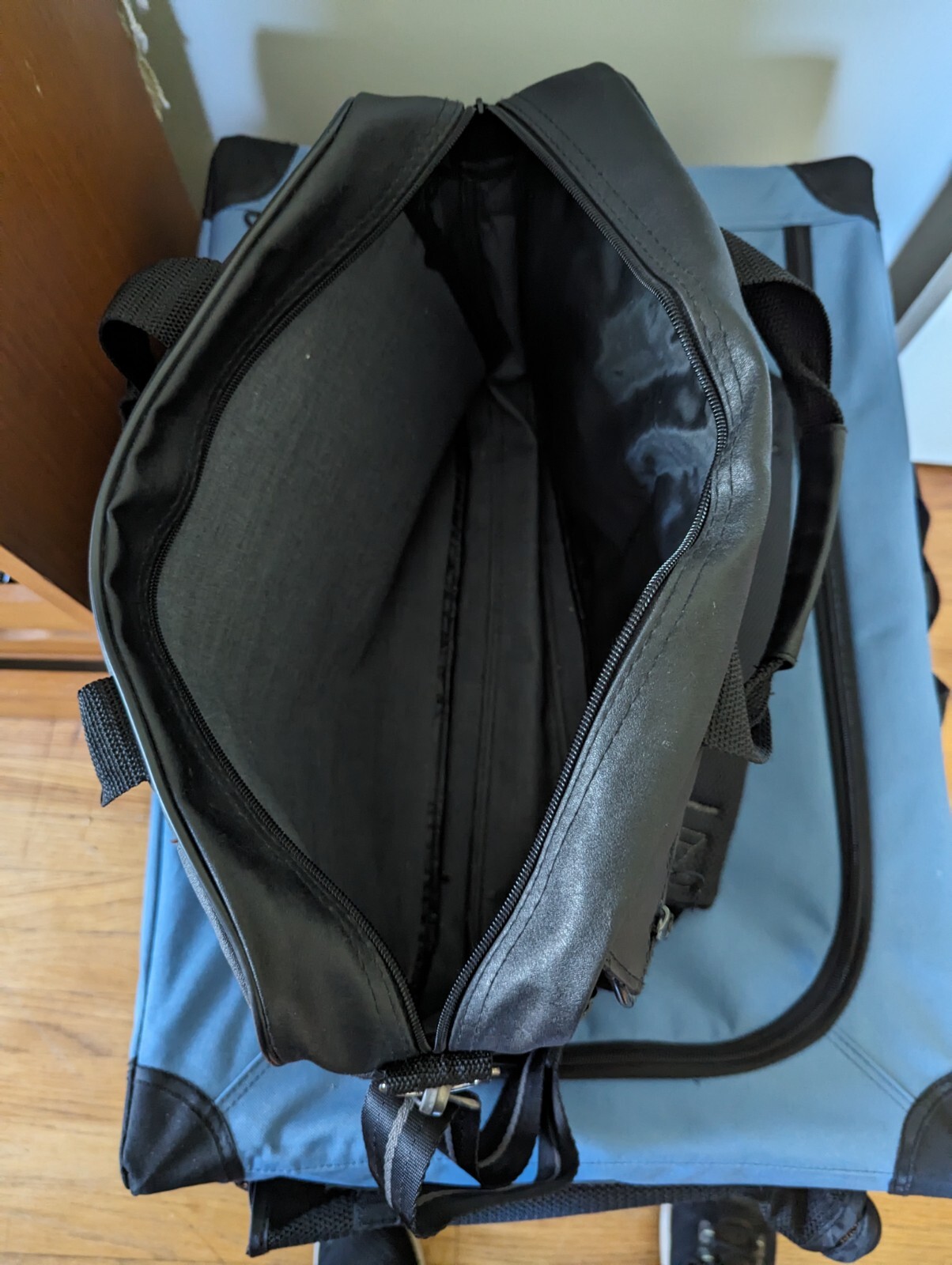 Briefcase Soft Black Leather with Shoulder Strap, zipper/Excellent Condition
