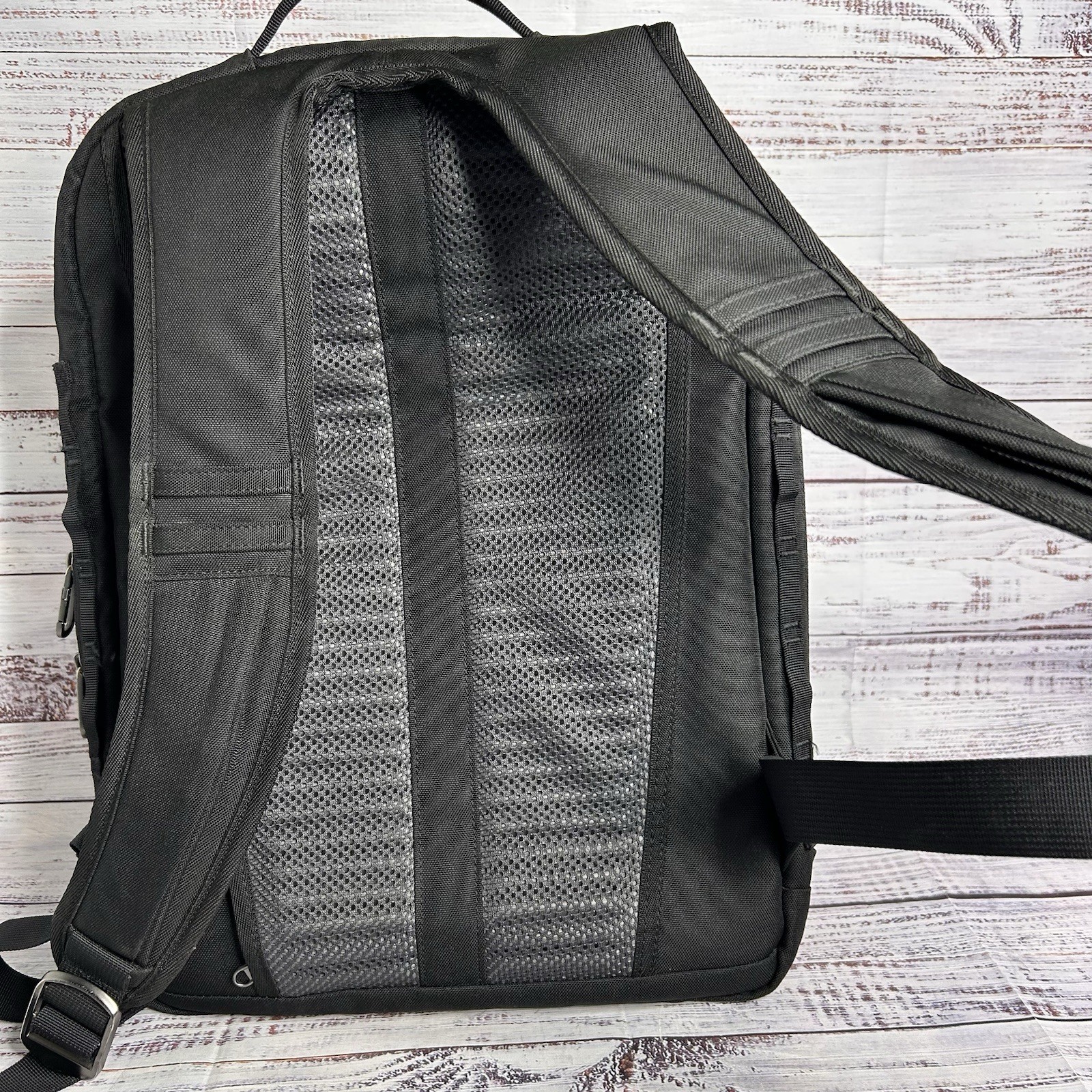 Linus Tech Tips LTT Backpack 35L – Original Zippers