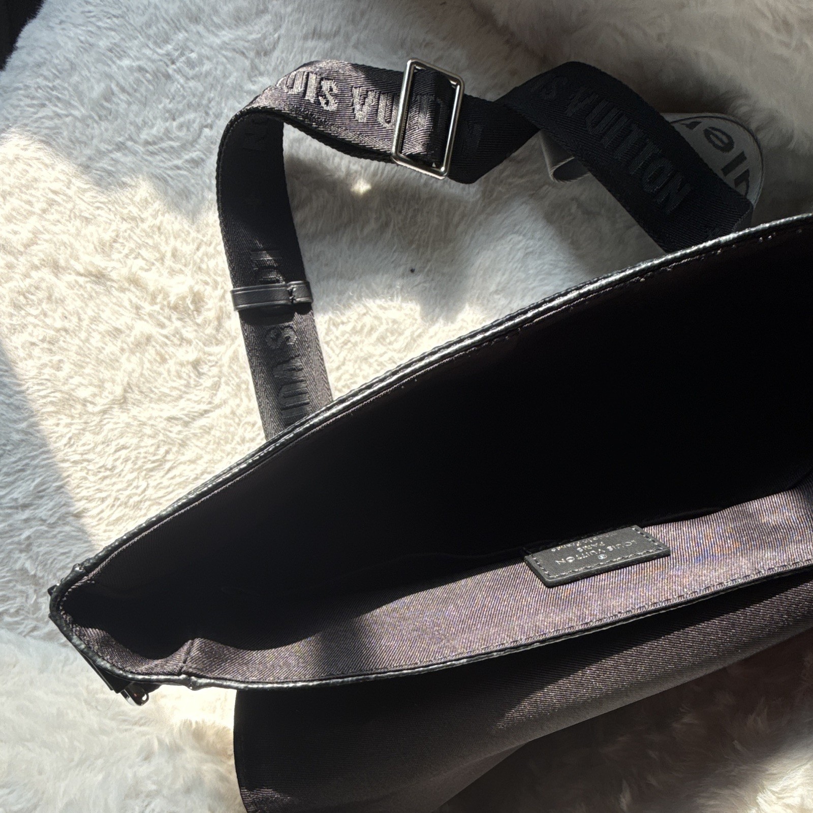 Louis Vuitton Monogram Eclipse Messenger Bag Black/Gray Zip Adjustable Strap