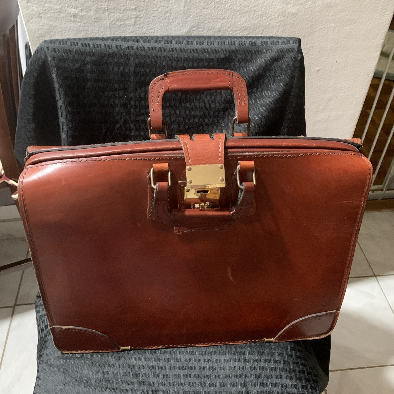 Vintage Leather Presto Lock Attache Briefcase – Top Open