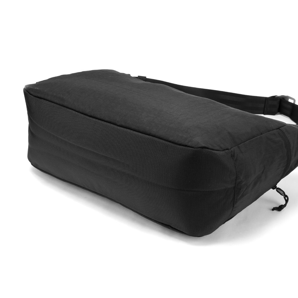 Chrome Industries Newspaper Messenger Bag 26L Waterproof B4 Nylon Mens