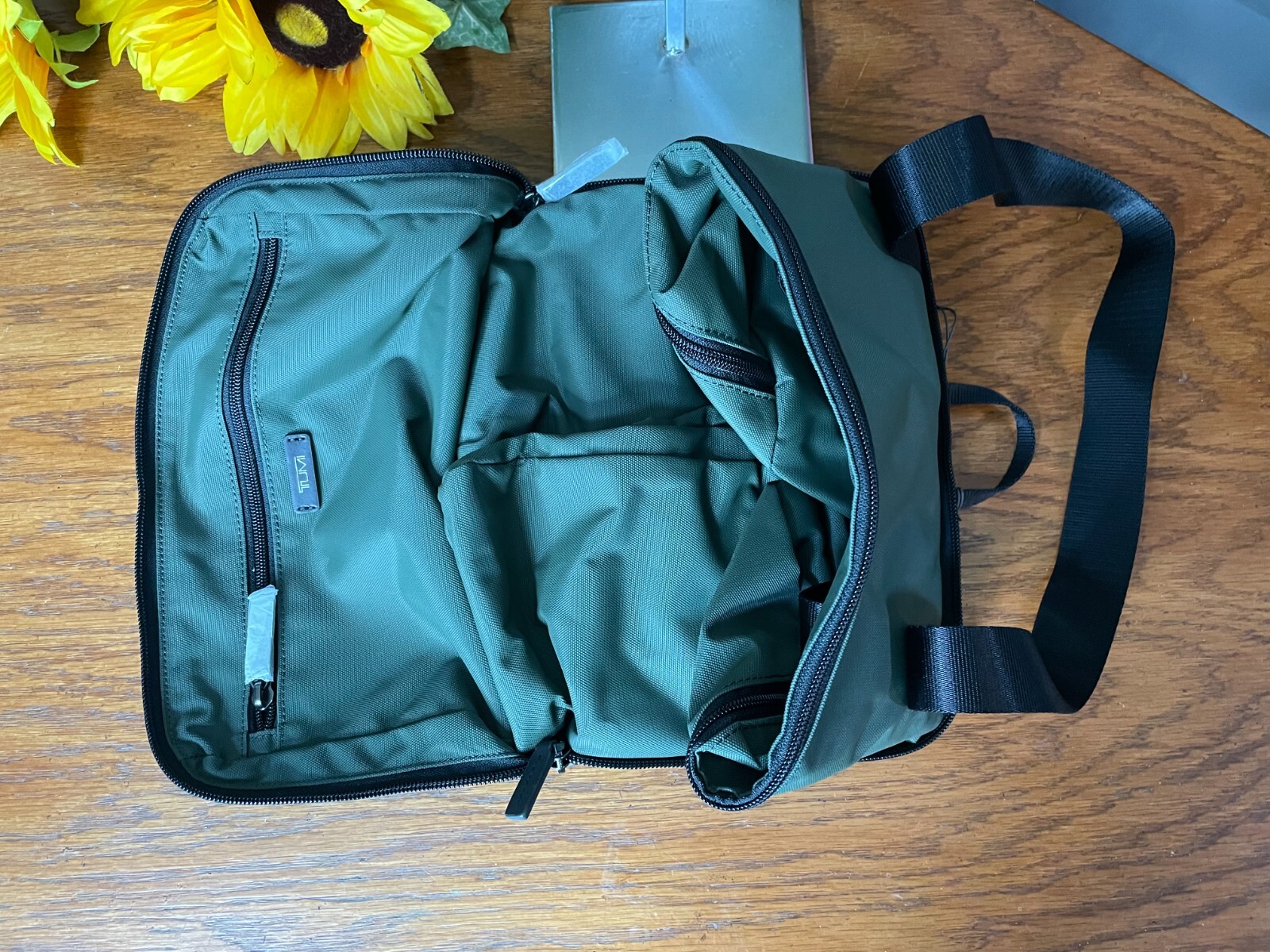 NWT TUMI OLIVE GREEN PACKABLE DUFFLE FOLDABLE DUFFEL TOTE BAG TRAVEL CARRYON