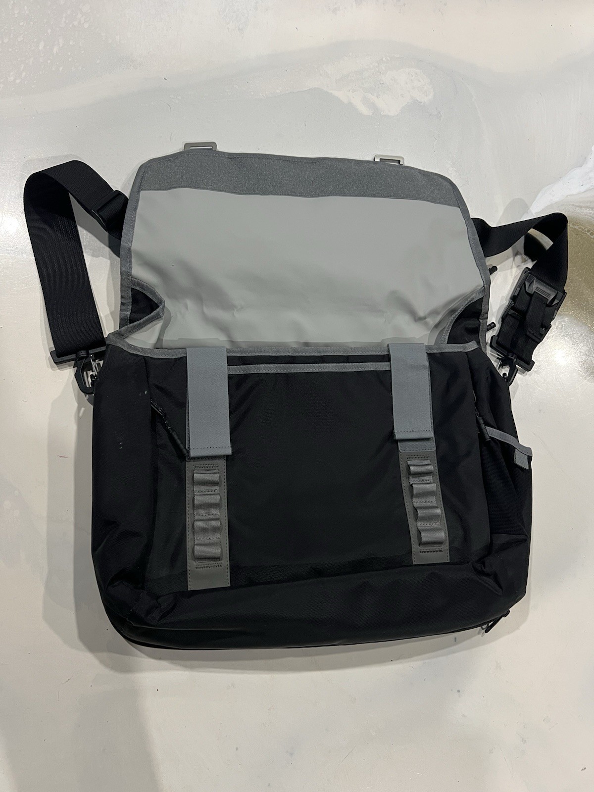Timbuk2 Command Large Black Gray Crossbody Padded Messenger Laptop 17” x 14”