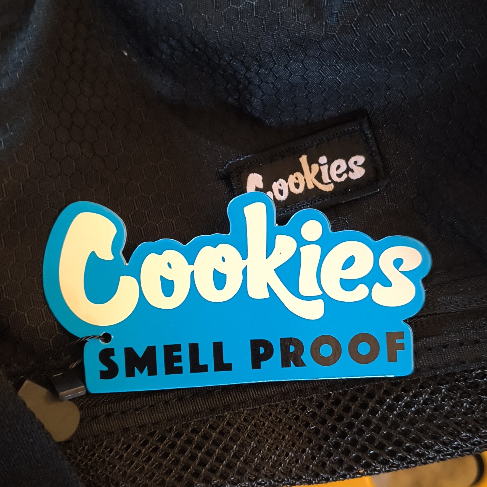 100% polyester with 3 compartments. Capacity of 44L