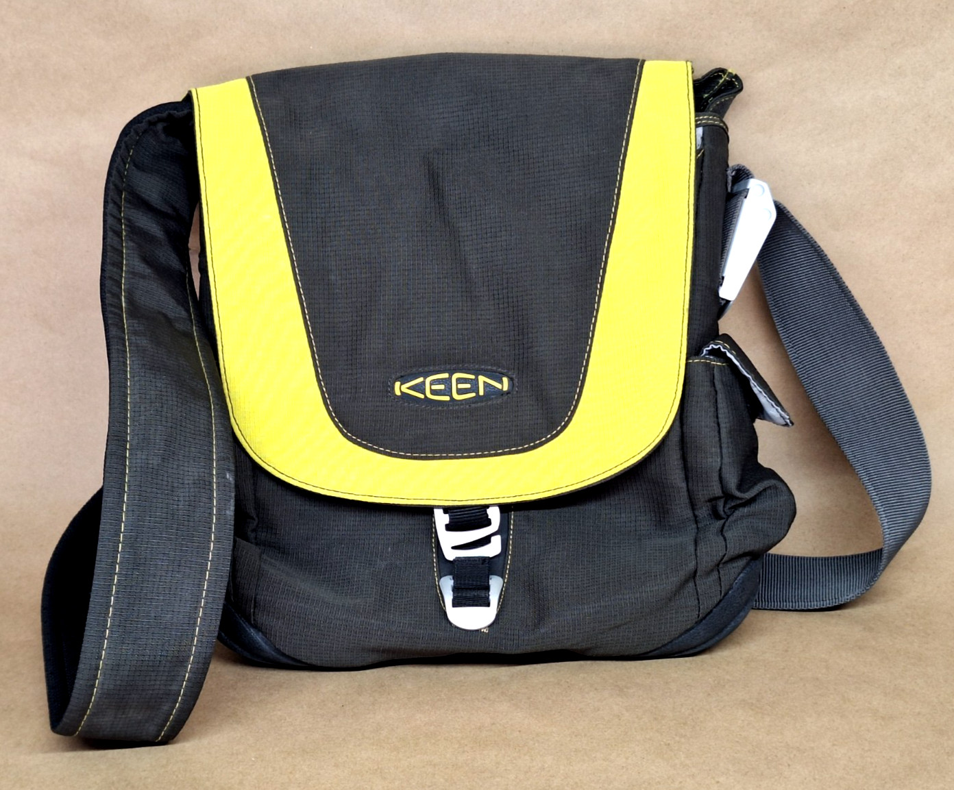KEEN Hybrid Transport Messenger Shoulder Bag 14″ x 12″ x 4″