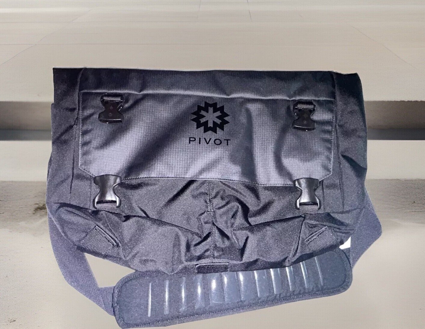 PIVOT URBAN MEN’S BLACK MESSENGER BAG EVA-PADDED LIGHTWEIGHT FITS 15” LAPTOP