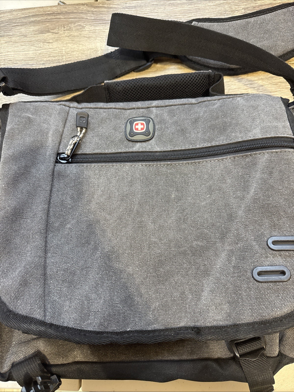 SwissGear Zinc DSLR Camera Messenger Bag in NWOT 17” L 12.5” T 6” D