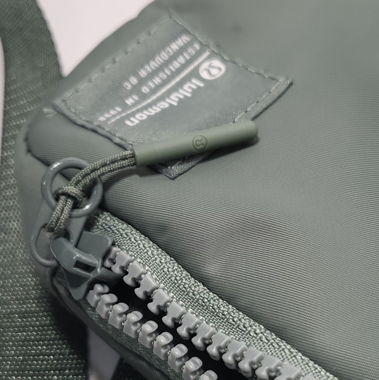 lululemon Men’s Green Solid Small Crossbody Bag Zip Closure Adjustable Strap
