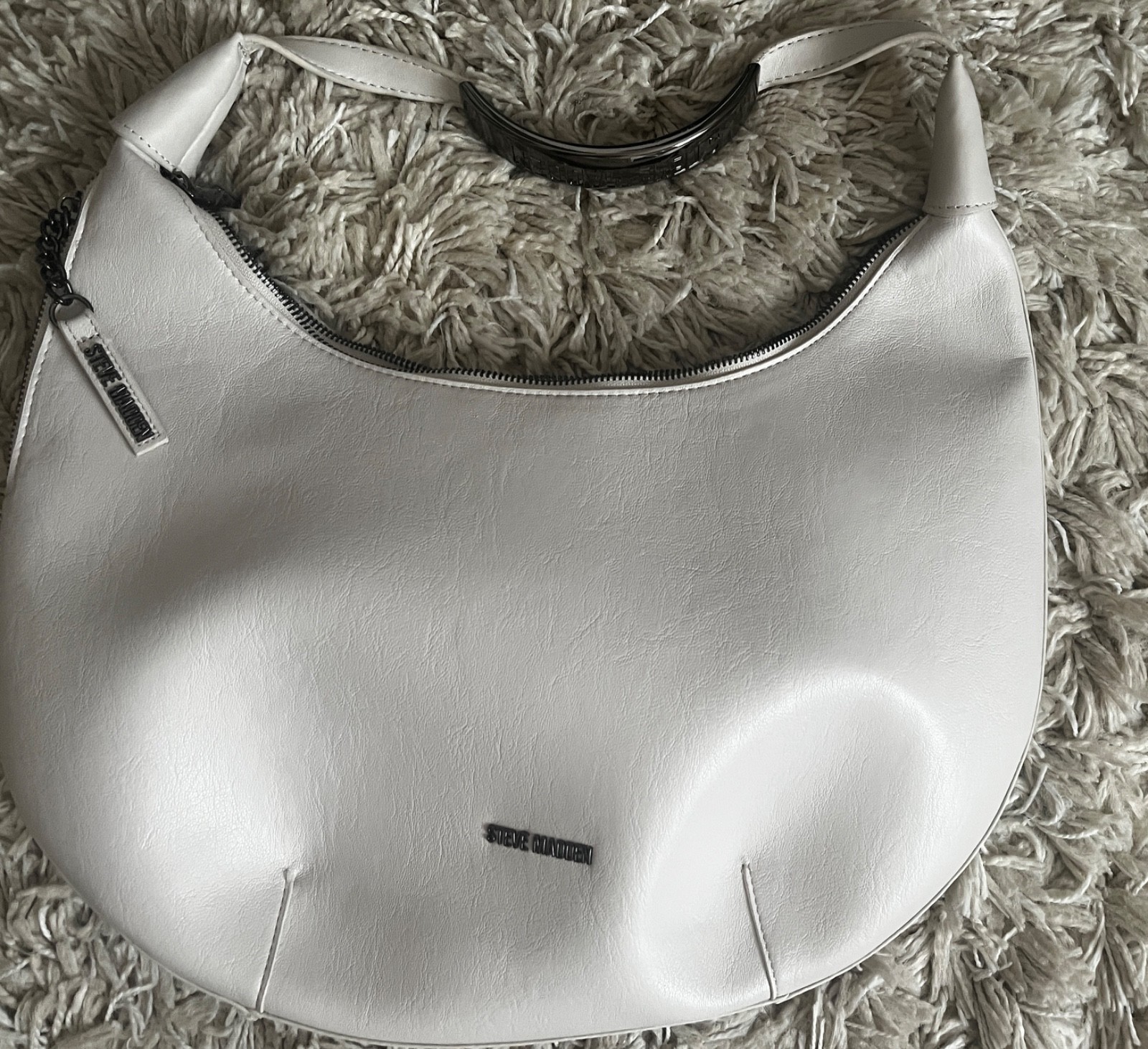 Steve Madden crescent-shaped shoulder bag in clean white. Smooth faux-leather ex