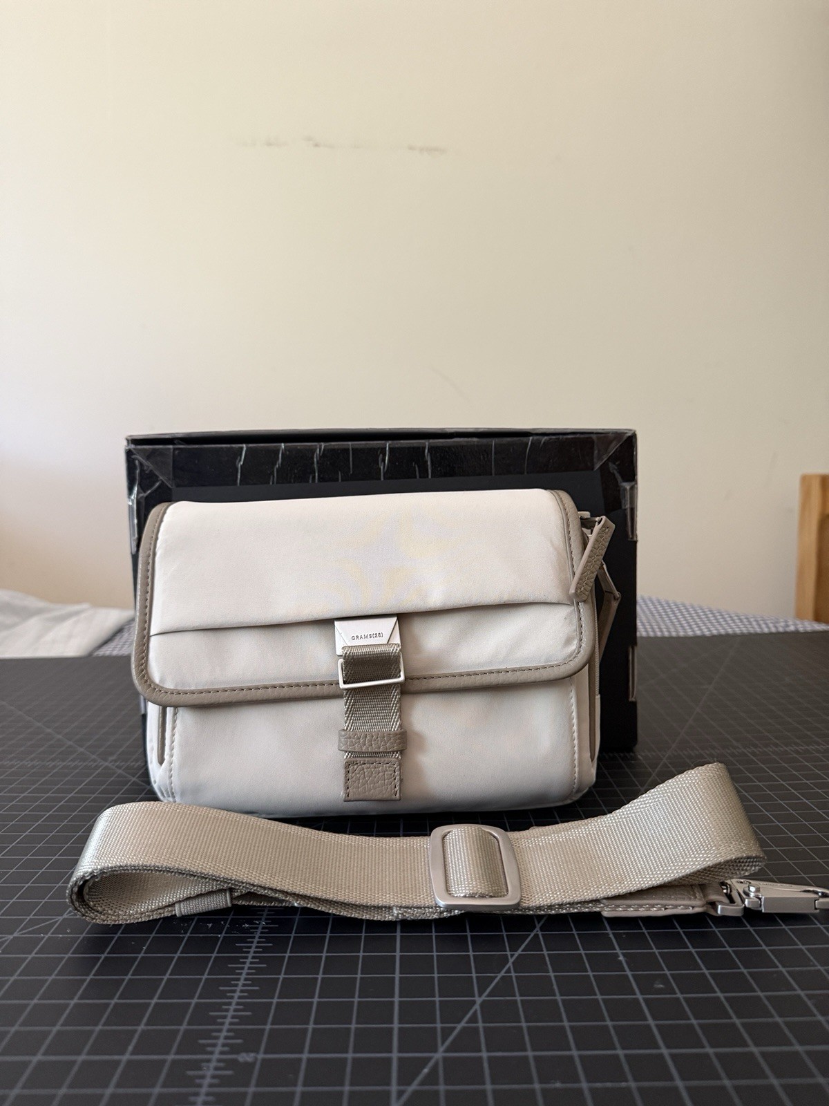 Grams 28 – 702 Day Sling (White Stone)
