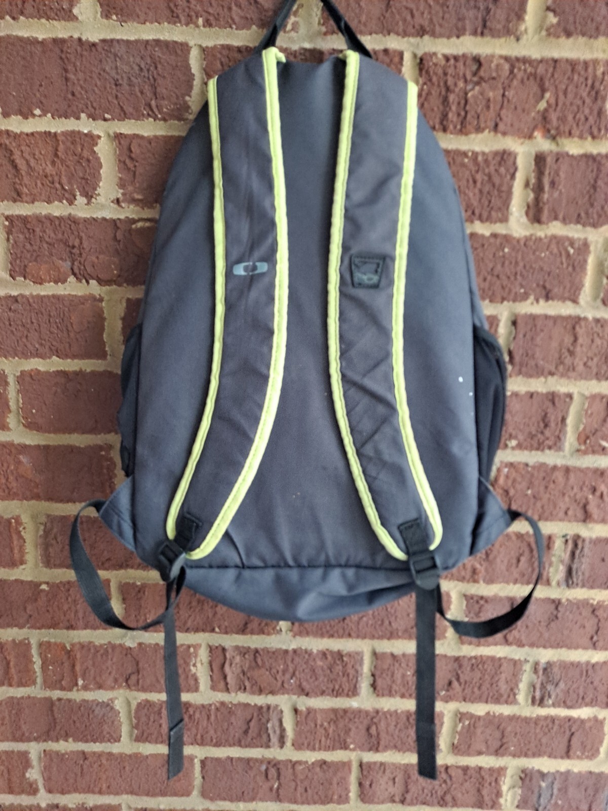Oakley Padded Backpack / Hiking DayPack 16x12x6 inches Black / Grey / Yellow