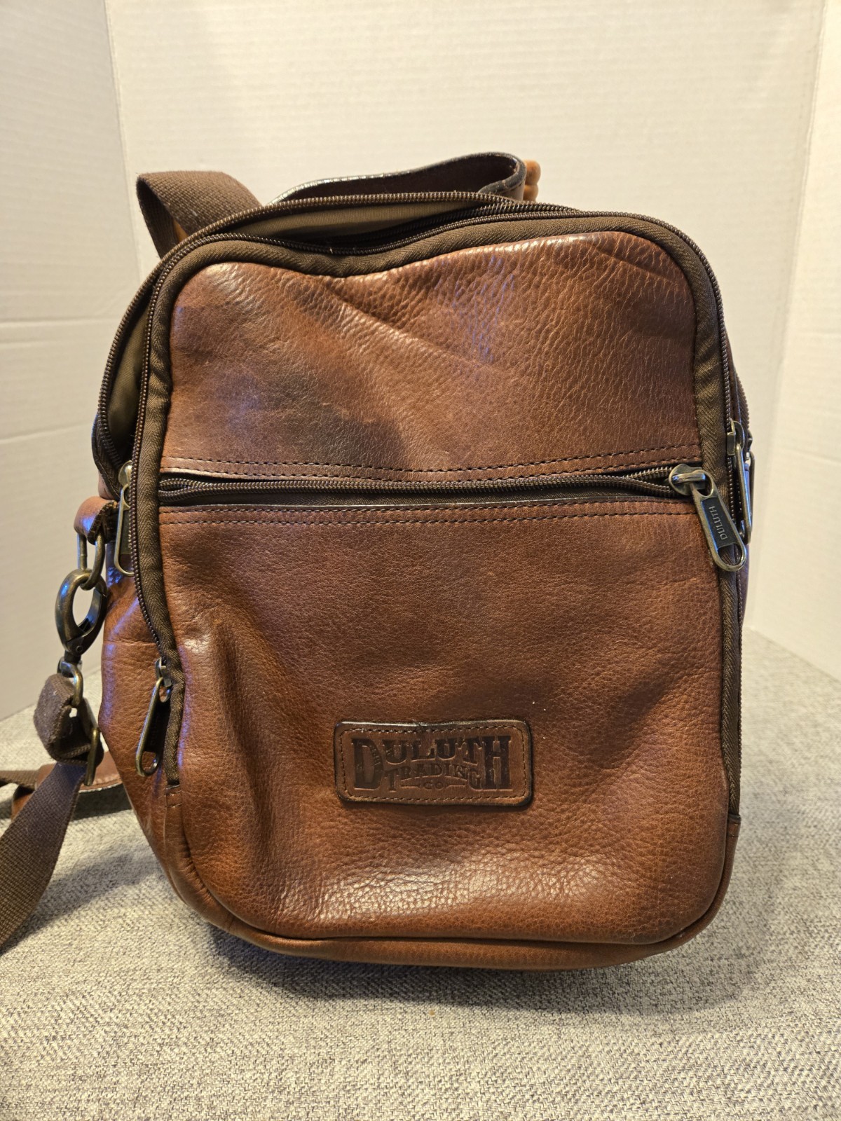 Duluth Trading Co Lifetime Leather Travel Bag Multi Zip Pocket Crossbody